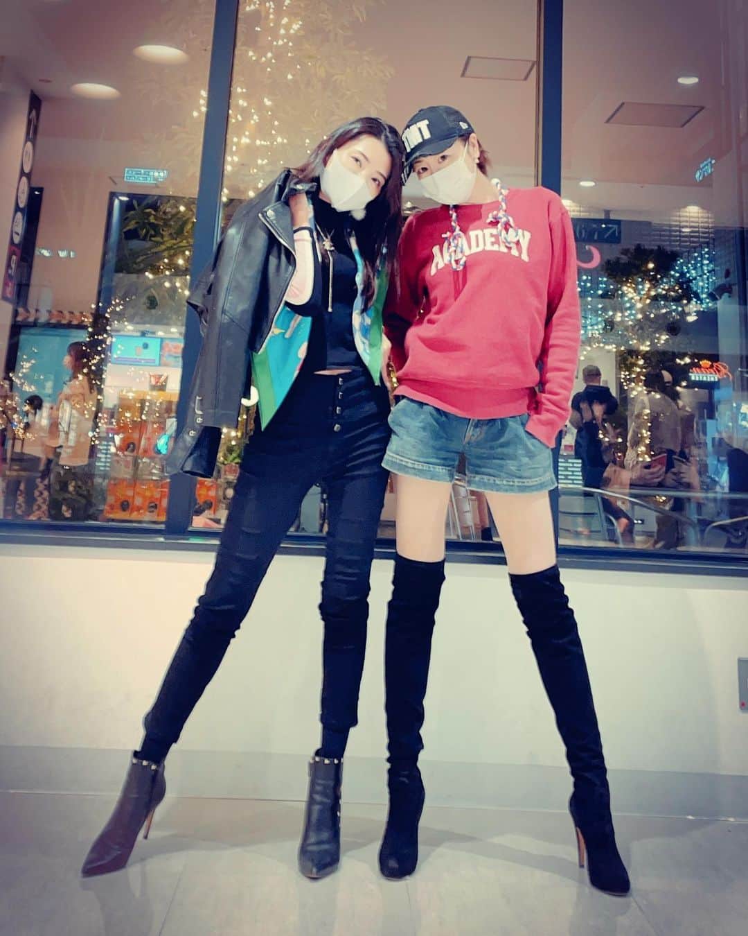マキろんのインスタグラム：「かおたんのデートコーデに メロメロな私❣️ ・ My girl friend  "kaori"(right side) she's so tight so cool😍 I caught my heart👊💖 ・ japanese  ↓ "meromero" #山内智恵#マキろん#japanesegirl  #ファッション#fashion #可愛い#ありがとう#大好き #follow#ootd#脚長コーデ#デートコーデ  #脚を出すの反則#メロメロ」