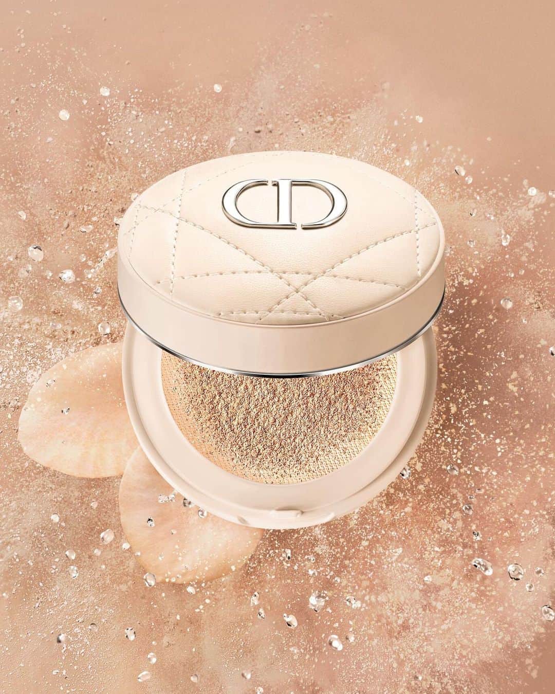 Dior Makeupのインスタグラム：「Achieve a matte yet naturally vibrant complexion with the fresh and silky texture of the new translucent Dior Forever Cushion Powder, housed in a couture case. Infused with floral skincare and water for lasting freshness. • NEW DIOR FOREVER CUSHION POWDER 030 NEW DIOR FOREVER CUSHION POWDER 040 NEW DIOR FOREVER CUSHION POWDER 020 • #diormakeup #diorforever #lovemydiorskin」