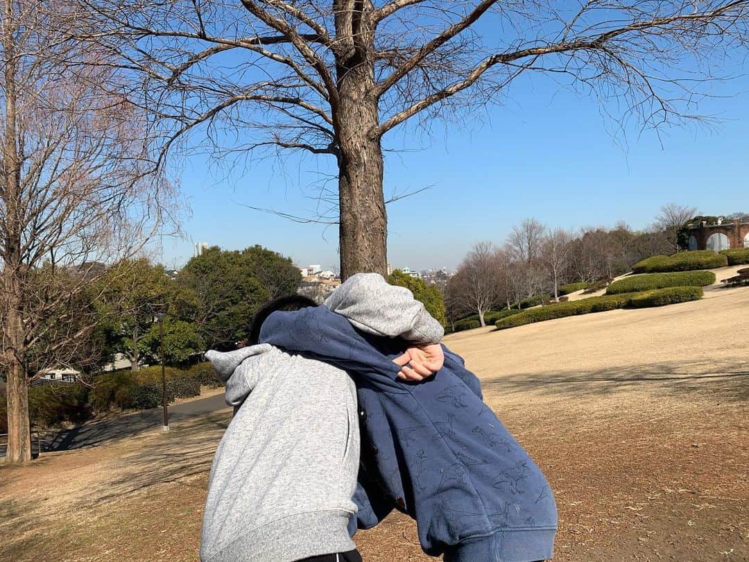 小森純のインスタグラム：「息子達。 ・ 毎週土曜日はお仕事お休みDay😊 ・ 息子達の遊ぶルールもわからないし、何故か裸姿で帰る次男もわからないし🤦‍♀️。。 ※すぐそこが家です。。 ・ しかし。確実なのは、 2人がめちゃくちゃ可愛くて愛おしいって事。 2人のゲラゲラ笑う姿に癒しと有り難みを感じています。 ・ ラブ息子達。 これからも君達にとって最高な理解者でいたいよ😏！ ・ #年子兄弟#兄弟ママ#兄弟がいて良かった」