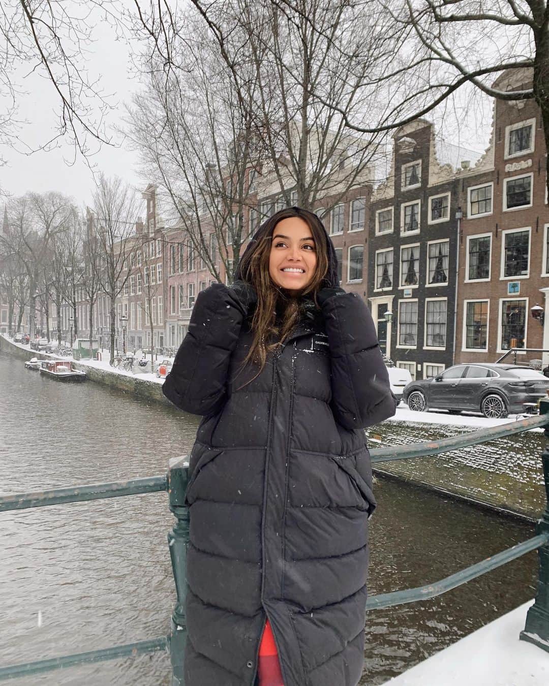 Diipa Büller-Khoslaのインスタグラム：「SNOWWW DAYY ❄️❄️☃️☃️   Is it snowing where you are??」