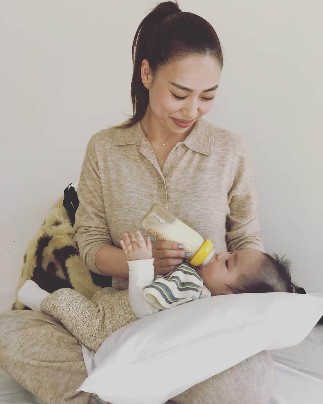 中谷紋菜のインスタグラム：「この写真 お気に入り😌  子供の写真は沢山あるけど、 こうゆう2ショットって 無いんだよね😌って。  だからとっても貴重✨  産まれてから164日。  5ヶ月と11日👶🤲  #体重戻って一安心 #体力筋力もっとほしー  🤳@たえ」