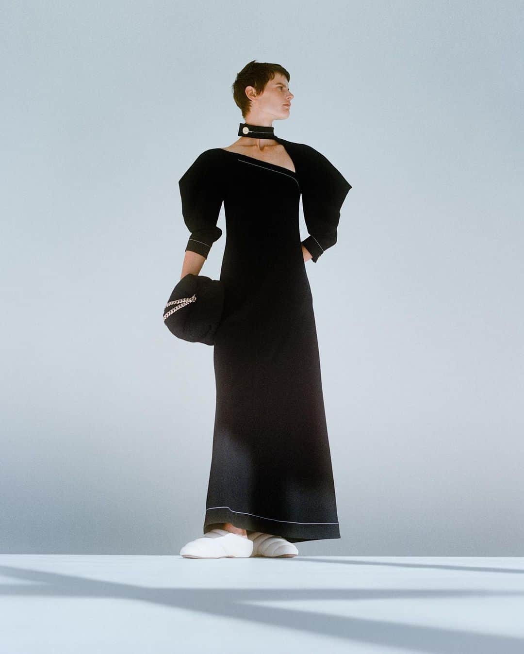 プロエンザスクーラーさんのインスタグラム写真 - (プロエンザスクーラーInstagram)「Sculptural silhouettes and curved cut outs for the new season @saskiadebrauw by @danielpshea #proenzaschouler」2月7日 23時13分 - proenzaschouler