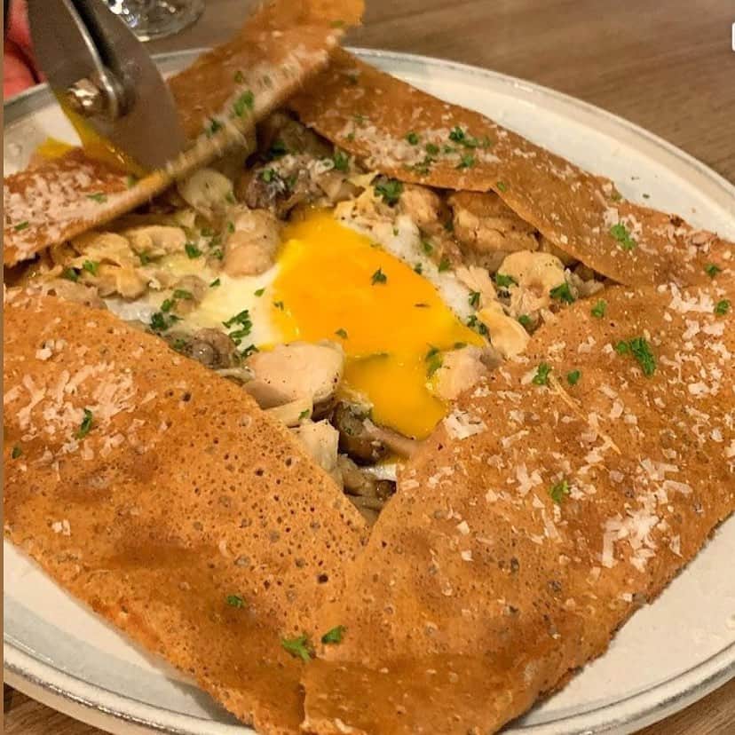 のインスタグラム：「ハース恵比寿店です。 ご来店ありがとうございました😊 【鶏モモコンフィとキノコのガレット】 ホワイトバルサミコ酢を煮詰めて甘くしたソースがアクセントになって美味しいです‼️‼️‼️ お客様の投稿ご紹介👍✨ ﻿ ﻿ 【ハース恵比寿店の感染予防対策】﻿ ・アルコール消毒液設置﻿ ・空間殺菌設備稼働﻿ ・テーブル間のアクリル板設置﻿ ・検温機﻿ ・スタッフのマスク着用と手洗い徹底﻿ などお客様に安心してご来店頂けるよう対策しておりますので是非ご来店お待ちしております。﻿ ﻿ ﻿ テイクアウトチキンのご案内↓↓↓﻿ １羽まるごと¥2500☎️03-6416-9830﻿ 他にもお料理取り揃えています🤗﻿ ﻿ ◆ガレット（YouTubeで動画も見れるよ‼️）﻿ https://www.instagram.com/galette.galette/﻿ ﻿ https://m.youtube.com/channel/UC4nVtquelZgXuDnXWpCQ9sg﻿ ﻿ ◆Uber eats・menu・出前館によるデリバリー﻿ 11:30〜21:00﻿ ﻿ ◆LINE@登録お願いします♪﻿ https://lin.ee/g0H4jc6﻿ ﻿ ﻿ 皆さまの笑顔に会えますように！💕💕💕﻿ ﻿ ﻿ #ハース恵比寿店#代官山ディナー#代官山ランチ#恵比寿グルメ#恵比寿ビストロ#恵比寿ディナー#代官山グルメ #ハース #代官山テイクアウト#恵比寿ランチ#ガレット#テイクアウト#ロティサリーチキン#ロティサリーチキン#恵比寿ワイン#Ubereats#渋谷ディナー#恵比寿チーズ#ローストチキン#渋谷グルメ#渋谷ランチ#渋谷チーズ#恵比寿カフェ#チーズケーキ#渋谷カフェ#恵比寿新聞#恵比寿ビール#チーズフォンデュ#恵比寿テイクアウト」