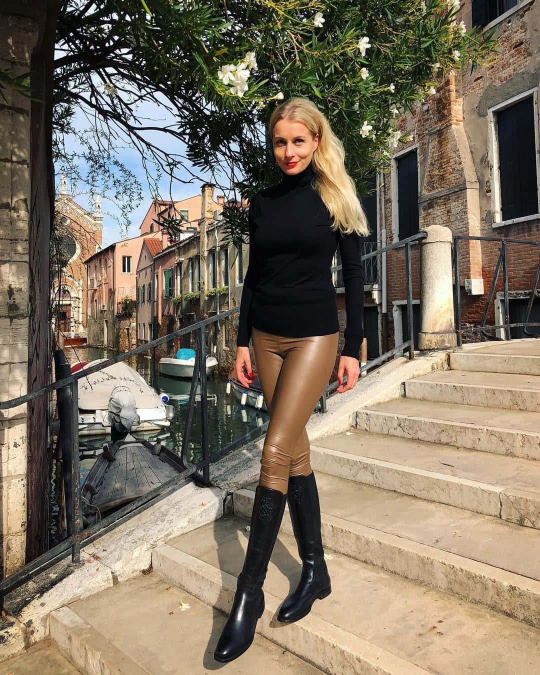 アルベルトファッシャーニのインスタグラム：「Beautiful @nadin.buschhaus wearing Alberto Fasciani boots in Venice 🇮🇹⁠ ⁠ #AlbertoFasciani #venicecanals #italy #travelmoreworryless #classy #enjoysunnydays #momentsmakethelife #thankfuleveryday」