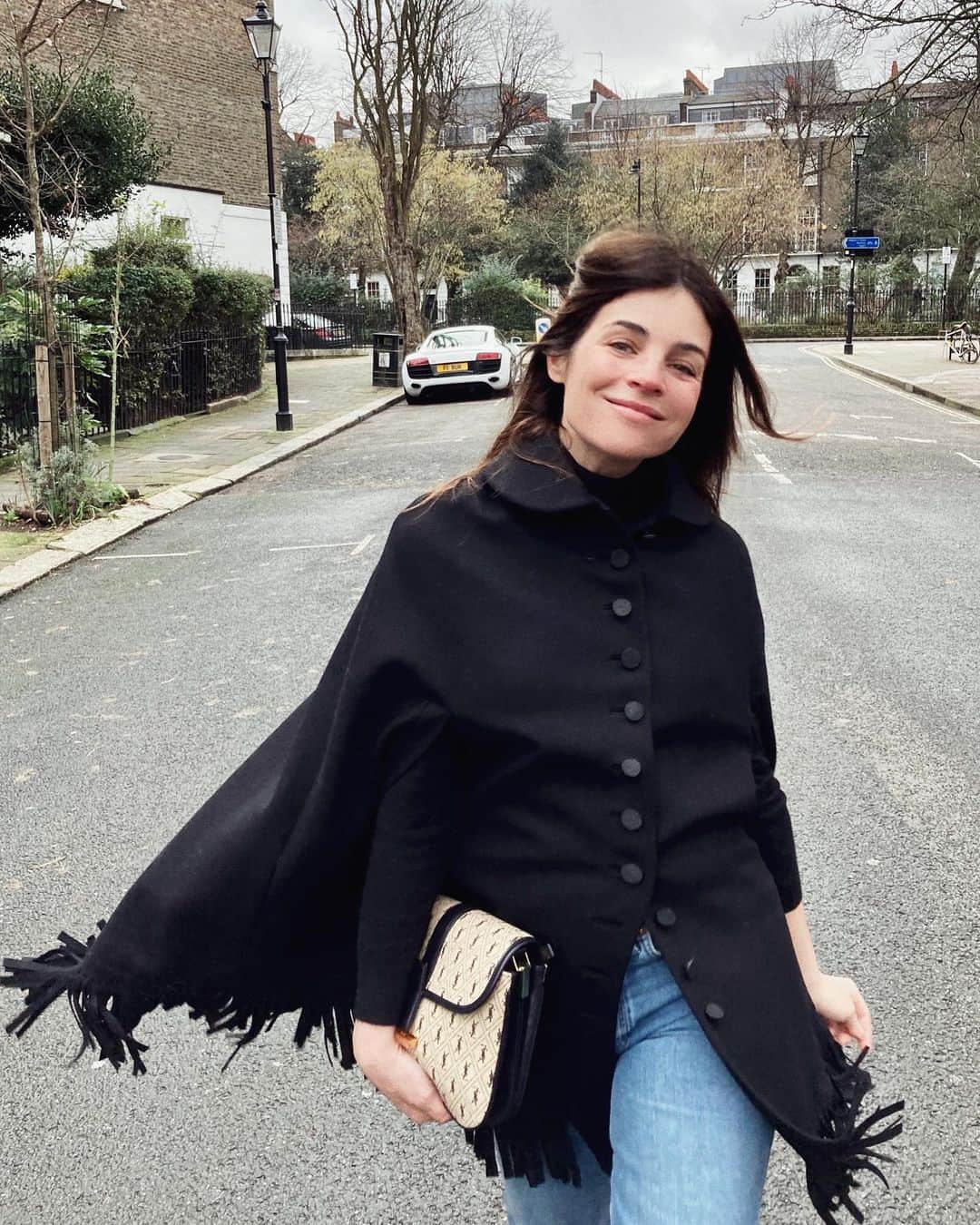 のインスタグラム：「Going absolutely nowhere... 🖤」
