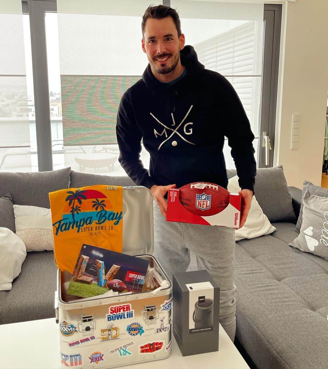 ロマン・ビュルキのインスタグラム：「Thank you @nfldeutschland for the nice Super Bowl Package🙏🏽 Can’t wait to use all the cool things you sent me😊  #RB1」