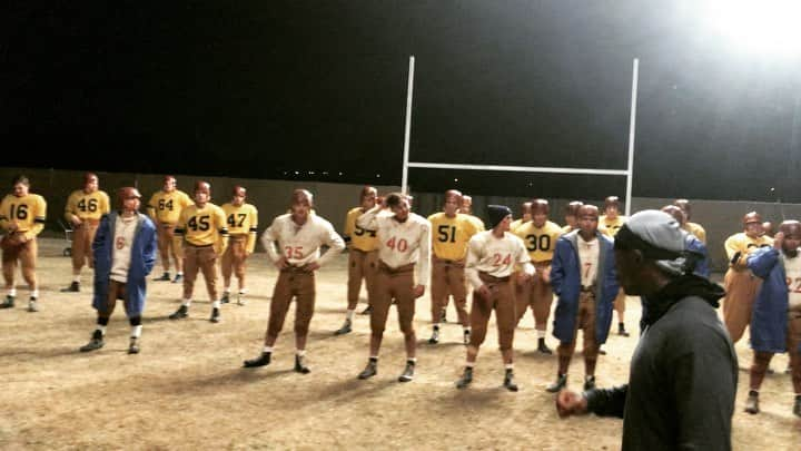 レイン・ギャリソンのインスタグラム：「Part 2 #bts as @jmoo4real gets the boys fired up before a cold, late night. @12mightyorphans in theaters soon! #football #heart」