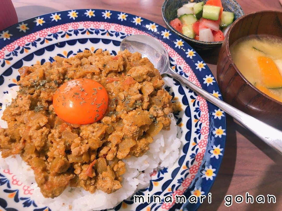 南まりかのインスタグラム：「. スパイスでキーマカレー🍴  昨年からスパイスカレー作りにハマったのですが、 今回はキーマカレーに挑戦しましたー♬  ☑︎キーマカレー ☑︎カチュンバル ☑︎かぼちゃと大根のお味噌汁  本当はコンソメスープにしようかと思ったんですけど、お味噌汁になりました。笑  トマトはフレッシュなトマトを細かくカットして、ヨーグルトも入れて、挽肉から出た脂は全部吸い取ったので食べたときに重たくない♬  スパイスカレー作ると家の中がスパイスカレーの香りでいっぱいになる🍛笑  #スパイスカレー作り #キーマカレー #スパイスカレー  #カチュンバル #たまごポケット #卵黄のせ  #みなまりご飯 #娘のは辛くない」