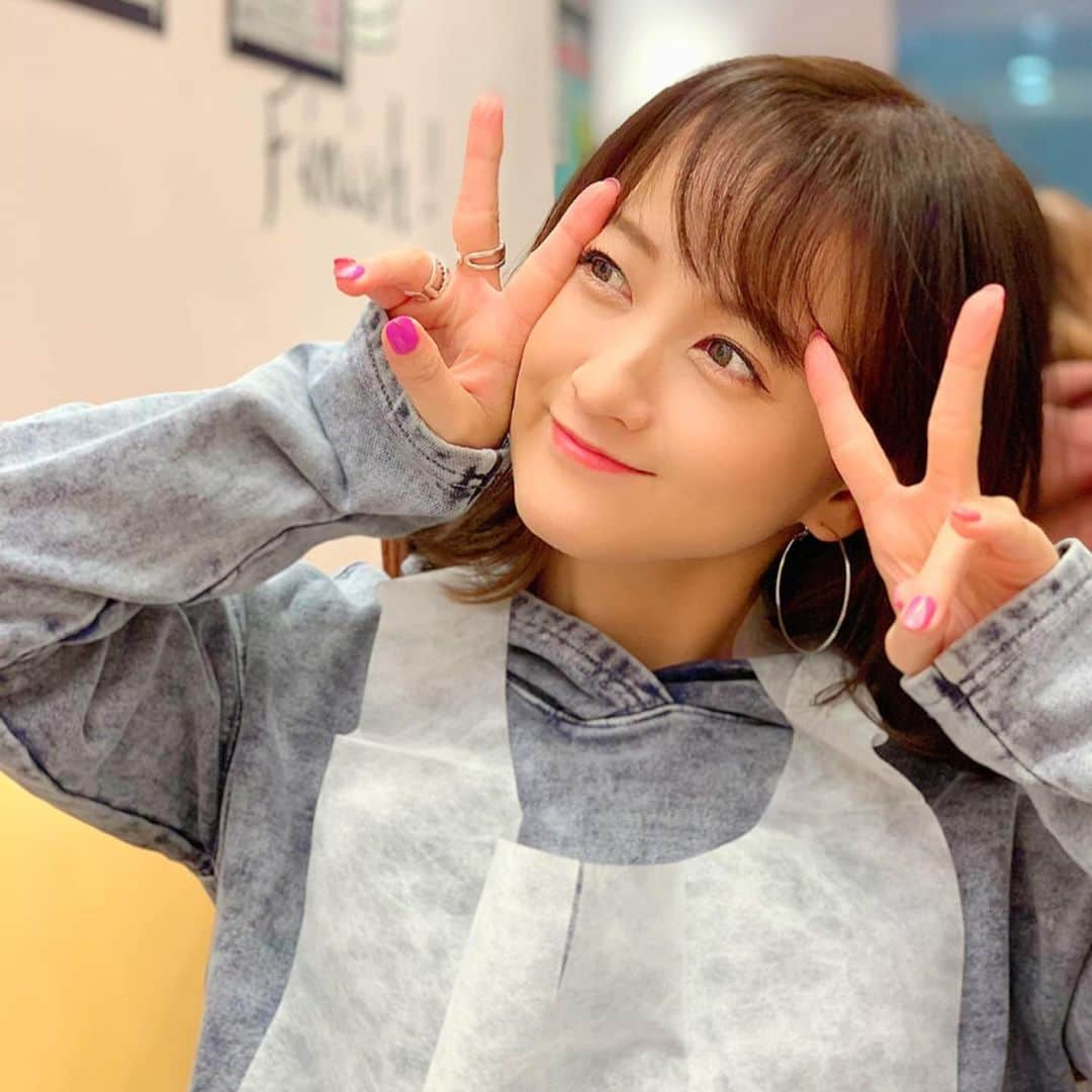 小松彩夏さんのインスタグラム写真 - (小松彩夏Instagram)「来週から撮影に入る﻿ とある作品の台本を受けとりました📖✨﻿ ﻿ この瞬間が本当に﻿ ワクワクドキドキする💓﻿ ﻿ また新しい役に﻿ 出会えるのが楽しみなんです...🥰﻿ ﻿ 写真は全く関係ないけど、ごはん屋さんで﻿ 前掛けもらえるときは必ず着けます🙋‍♀️の図(笑)﻿ ﻿ すごい勢いで食べるからね😋‼️﻿ ﻿ さてさて、明日はロケ﻿ で早朝から久しぶりの遠出✈️﻿ ﻿ 初めて行く場所に行ってきます❣️﻿ ﻿ 沢山の素敵な出会いがあるといいな...✨﻿ ﻿ これからパッキングして﻿ 少しでも眠れますように...😝﻿ ﻿ おやすみなさーい🌙﻿ ﻿ #と言っている﻿ #今はお風呂の中 #笑﻿」2月7日 23時28分 - official_ayaka_502