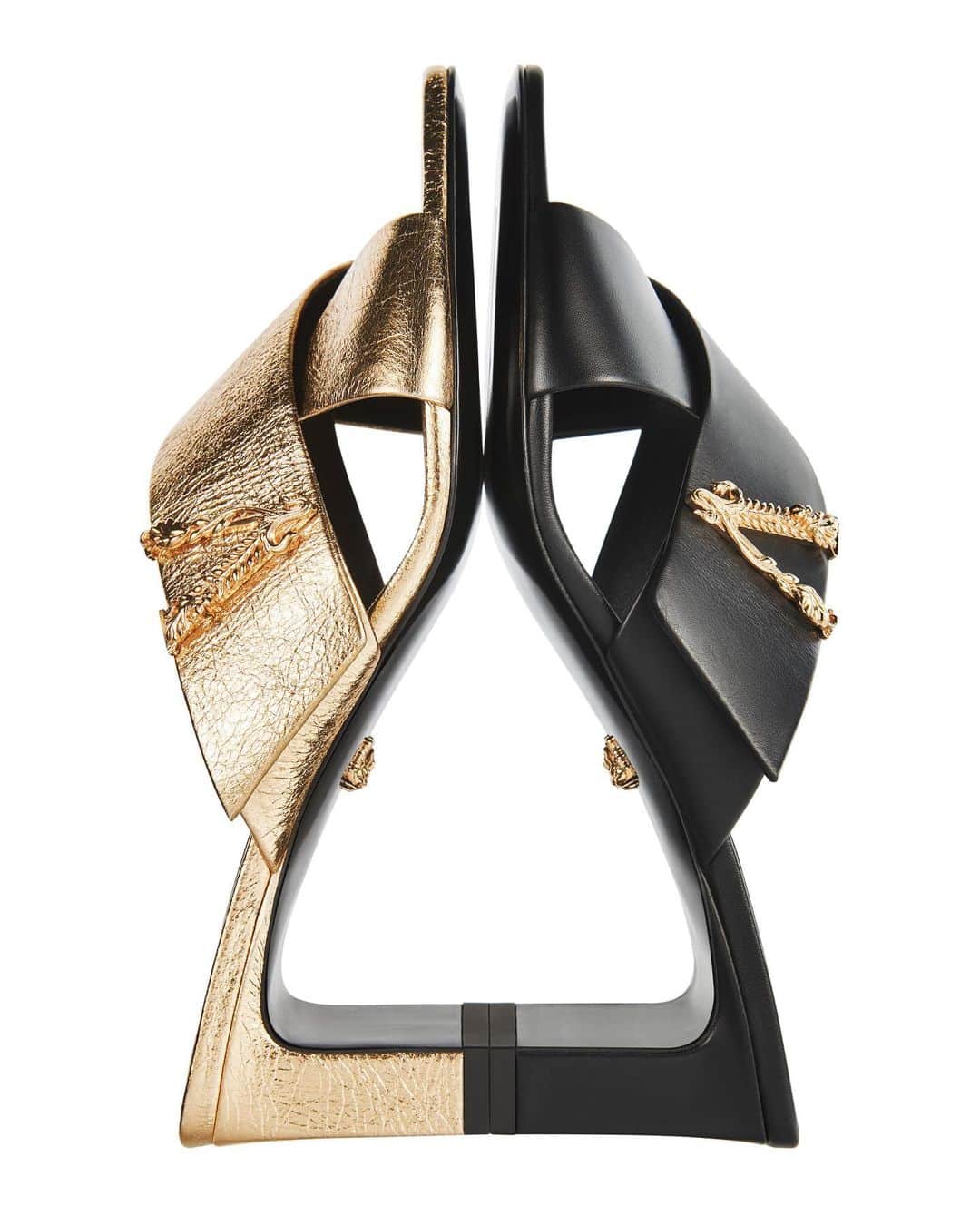 ジャンニヴェルサーチのインスタグラム：「High profile - step into new-season sandals at the link in bio. #VersaceVirtus」