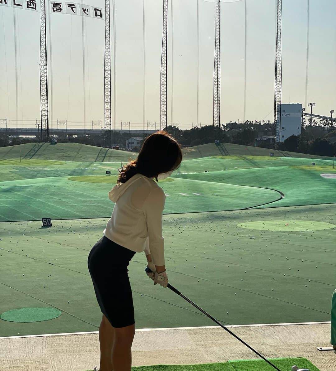 MOMOさんのインスタグラム写真 - (MOMOInstagram)「今日は久しぶりに#ロッテ葛西ゴルフ まで練習に⛳️ お昼過ぎに行ったら物凄く並んでた😯 ゴルフって流行ってるなあ🐥❣️  最近アウトサイドインになりがちなので脇を締めて、インサイドアウトを意識して練習したらいい球が出るようになってきた😌❣️  でもウッド系は捻転がだめだめで手打ちが直らないのですが、なにかコツありますか？😩  #打ちっぱなし   #ゴルフ女子 #ゴルフウェア #ゴルフコーデ #ゴルフ好きな人と繋がりたい #ゴルフ好き #ゴルフ初心者  #ゴルフ男子と繋がりたい #ゴルフ場 #golf #golfwear #ゴルフコース #golfgirl #golfswing #골프 #golfstagram  #골프여자 #平日ゴルフ #平日ゴルファー #ゴルフうまくなりたい #ゴルフばか」2月7日 23時21分 - golf_m_o_m_o