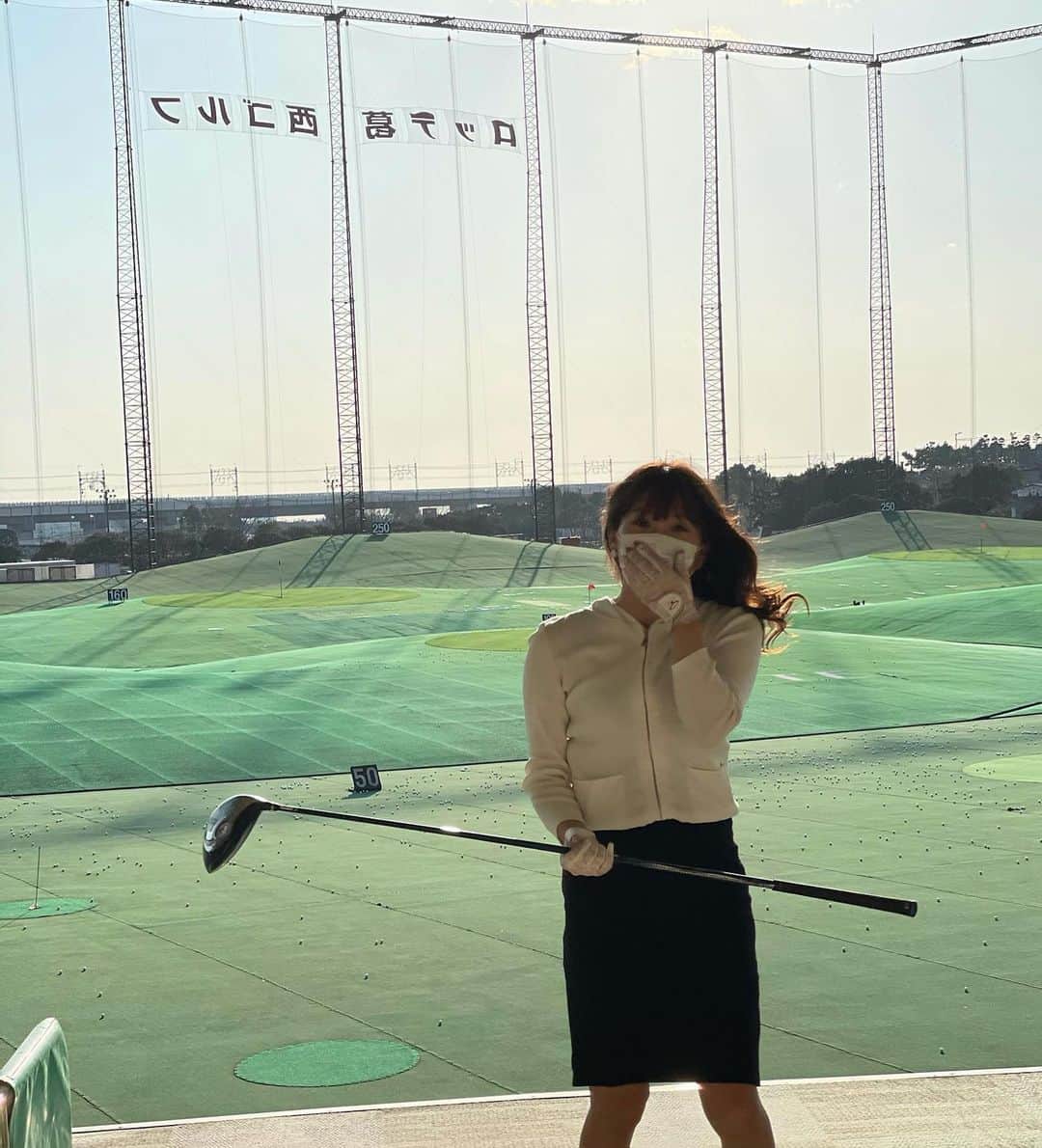 MOMOさんのインスタグラム写真 - (MOMOInstagram)「今日は久しぶりに#ロッテ葛西ゴルフ まで練習に⛳️ お昼過ぎに行ったら物凄く並んでた😯 ゴルフって流行ってるなあ🐥❣️  最近アウトサイドインになりがちなので脇を締めて、インサイドアウトを意識して練習したらいい球が出るようになってきた😌❣️  でもウッド系は捻転がだめだめで手打ちが直らないのですが、なにかコツありますか？😩  #打ちっぱなし   #ゴルフ女子 #ゴルフウェア #ゴルフコーデ #ゴルフ好きな人と繋がりたい #ゴルフ好き #ゴルフ初心者  #ゴルフ男子と繋がりたい #ゴルフ場 #golf #golfwear #ゴルフコース #golfgirl #golfswing #골프 #golfstagram  #골프여자 #平日ゴルフ #平日ゴルファー #ゴルフうまくなりたい #ゴルフばか」2月7日 23時21分 - golf_m_o_m_o