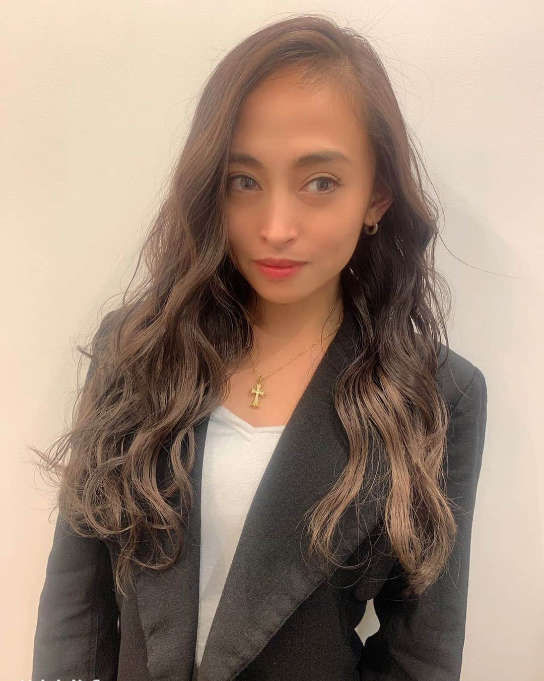 世礼奈のインスタグラム：「💇🏽‍♀️ http://asherastyle.com/666/  ᯽ 原宿VIRGO ᯽ @hair_virgo ᯽  2013年〜長年お世話になってる セレの髪の毛を担当してもらってる #カリスマ美容師 ✂︎ 店長の 🎩モッチ @ashera826 に またもや凄い久々にカラーしに 行ったときの ⍢ ‥。 ※去年12月w  載せるの遅くてごめんね🙏😛 また近々行きます。♩¨̮⑅  モッチ店長いつもありがとう ◟̑◞̑ ☼  🍓VIRGO × Ashera 原宿 表参道 🍌http://www.virgo-hair.com 🍫東京都渋谷区神宮前2-32-3-3F 🥥TEL ☏ 03-3403-8090  #VirgoAshera #ヴィルゴアシェラ #HairStyle #ヘアスタイル #HairCut #ヘアカット #Balayage #バレイヤージュ #HairSalon #ヘアーサロン #HairColor #ヘアカラー #AshHair #アッシュヘアー #GrayHair #OmbreHair #Model #モデル #GradationColor #グラデーションカラー #Harajuku #原宿 #Jingumae #神宮前」