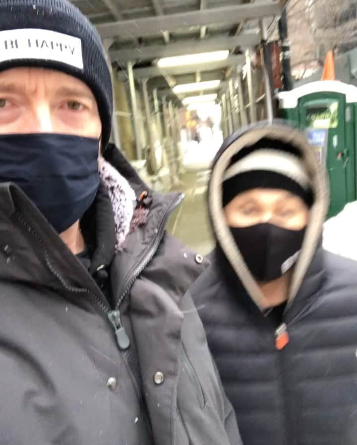 ヒュー・ジャックマンのインスタグラム：「Super Bowl Sunday, snow and a cheat day. Life is awesome. @buccaneers @chiefs @patrickmahomes @tombrady  #TeamDeb」