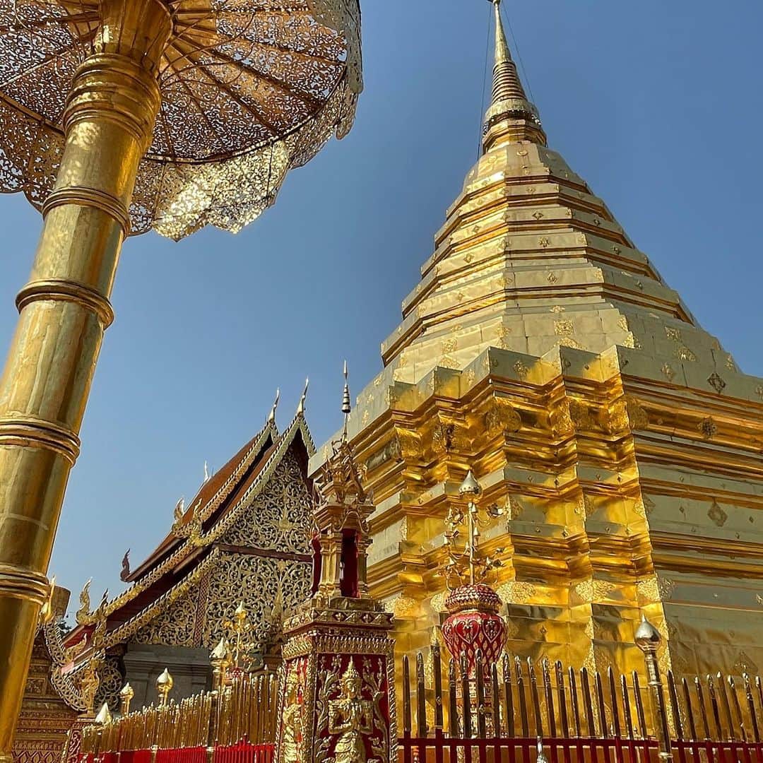 Lexi Bolingのインスタグラム：「My eyes can’t take how stunning Wat Phra That Doi Suthep is 😍 Feeling blessed to see such a beautiful and peaceful place ❤️」