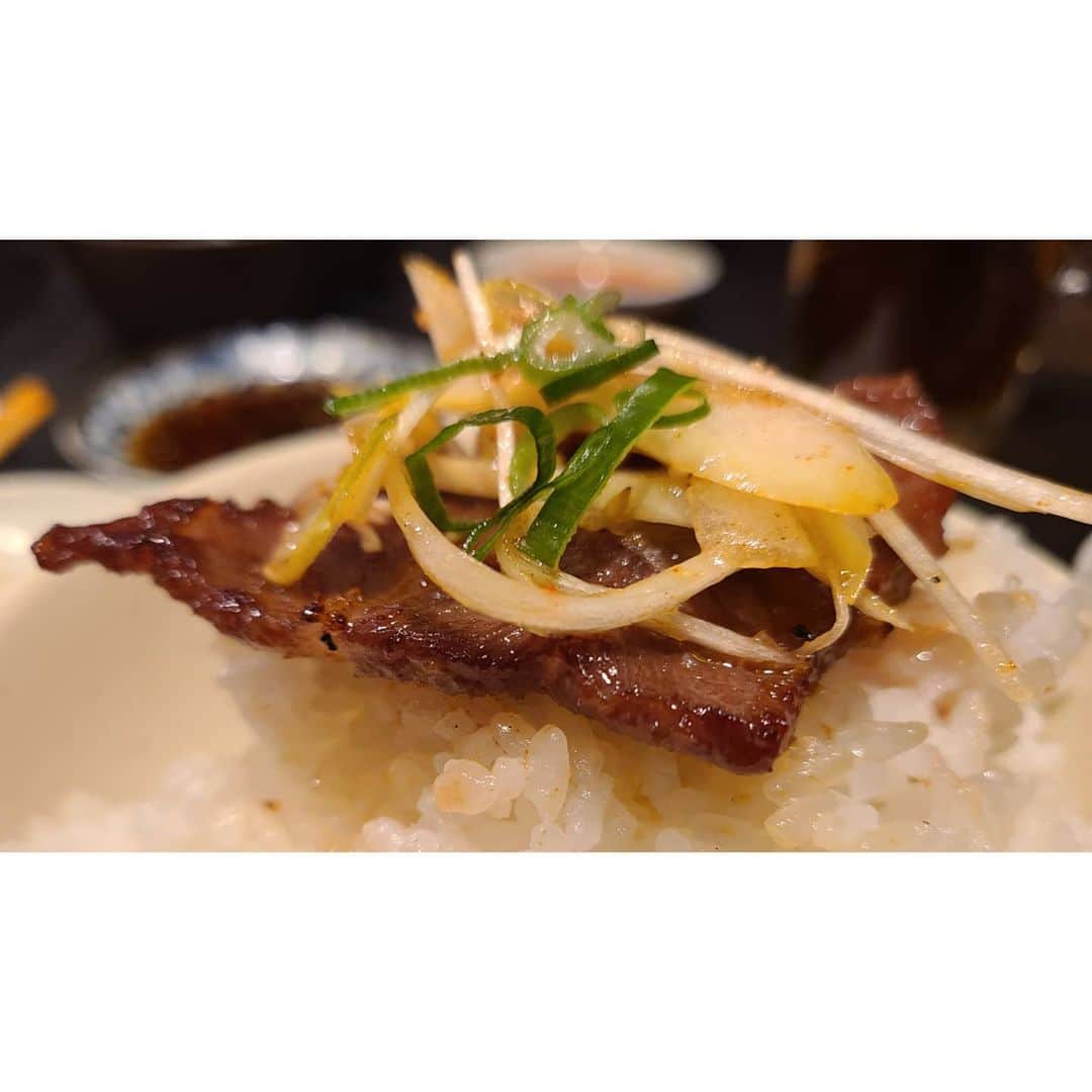 未來歩のインスタグラム：「今日は妙にInstagramで焼肉ばかり見てて👀 焼肉食べたい‼️って。  今日肉の日かぁーって話してたけど。 ホンマや‼️って言う適当人間。  やっぱり 🥩ON THE 🍚 薬味ネギに青唐辛子の味噌漬け添え。  食べ終わって気が付く。 今日は２月７日でフナの日でした🐟  #焼肉  #ハラミ #牛肉 #ユッケ #牛 #ホルモン #味の名門ソウル #タン  #大阪グルメ #食べログ#美味しい#グルメ#大阪」