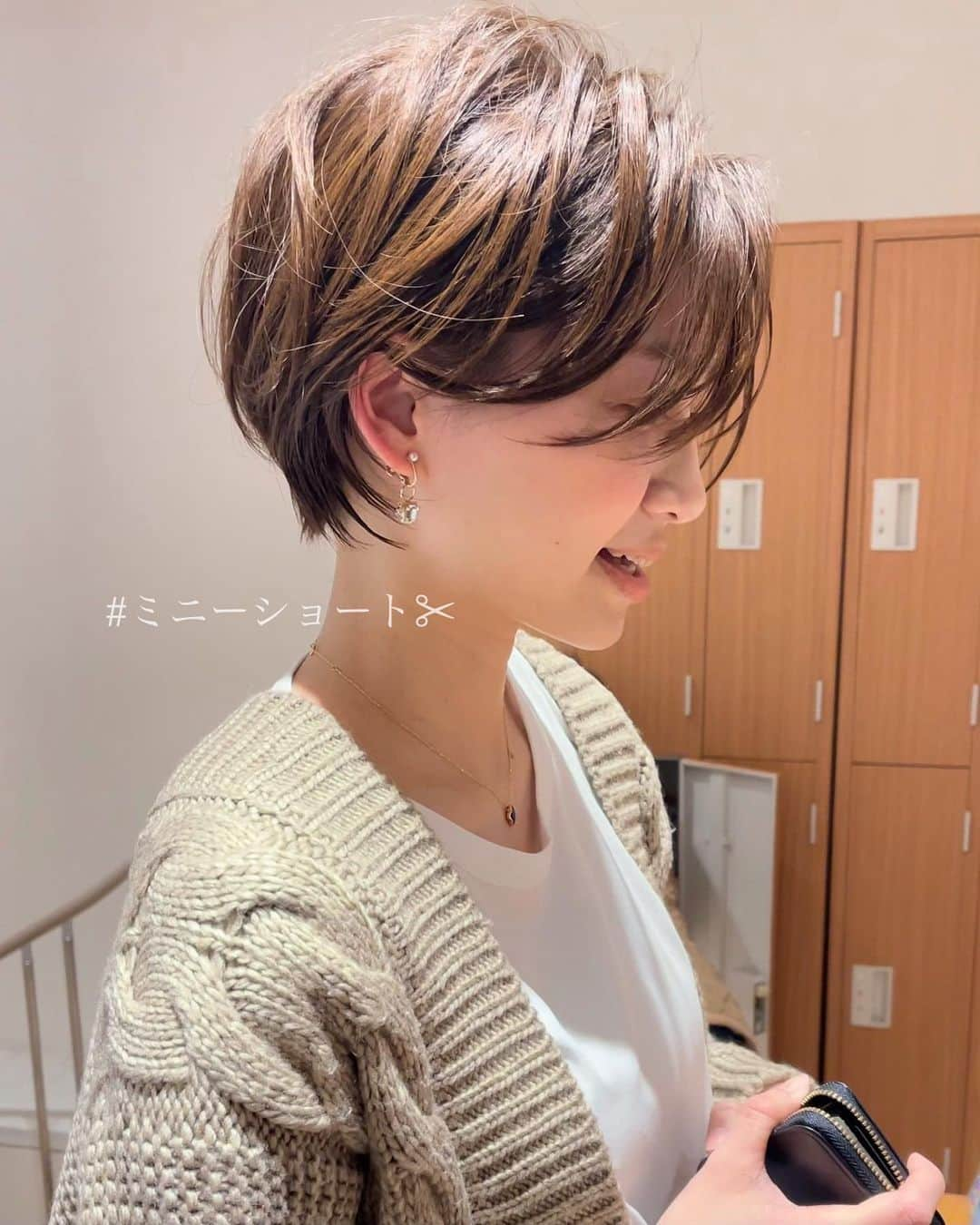 ✂︎伊輪/ショート&ボブ/銀座/渋谷/亀戸/美容師✂︎さんのインスタグラム写真 - (✂︎伊輪/ショート&ボブ/銀座/渋谷/亀戸/美容師✂︎Instagram)「⭐️️ ミニーショート✂︎⭐️before  after . ご予約はネットが✖️でもDMにて受け付けてます！✨⭐️2021年は明るく✨⭐️ .  ✨✨骨格や輪郭はカットでつくる✨✨ @iwa_before_after  .  ◆僕のプロフィール欄のURLからネットでご予約可能です！！ネットご予約が✖︎の場合◆でもお電話だとご予約可能です！！お気軽にお電話ください。 . ◆DMメッセージでもご予約とれます🙋⭐️⭐️⭐️◆ 遠慮なく、直接のメッセージください⭐️⭐️⭐️ 突然でも、深夜でも、夜中でもいつでも遠慮なく連絡くださーーーい！！ . ★敷居は高いと思われがちですが★そんな事はありません！！！ 年齢も関係ないです！！！カリスマでもありません！！かなり気さくな美容師だと自負しております😊 . 10代〜50代、60代、70代でももちろんOKです*\(^o^)/*僕のお客様は年齢層はほんとーーーーーに幅広いので遠慮なくオーダーしください！！ . 亀戸店 03-5875-5992 . ◆料金・出勤スケジュール◆に関しては プロフィールのウェブサイトをクイック⭐️」2月7日 23時36分 - iwa_short