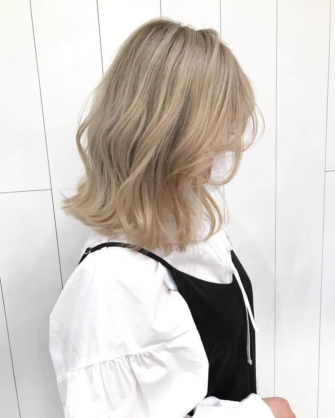 Haruca.mさんのインスタグラム写真 - (Haruca.mInstagram)「＿＿＿＿＿﻿ #haruカラー💗﻿ 〻お 客 様 カ ラ ー〻°﻿ ﻿ White blonde﻿ ﻿ Bleach 3〜﻿ ベースの状態により変わります﻿ ﻿ ケアカラーあります♥︎﻿ ダメージが気になる方はご相談ください♥︎﻿ ﻿ 〻: 〻. 〻: 〻. 〻:﻿  カット・フルカラー ¥5,800〜﻿ カット・ダブルカラー ¥12,200〜﻿ カット・グラデーションカラー ¥14,200〜﻿ カット・3Dハイライトカラー ¥14,200〜﻿ カットハイブリーチ ¥18,200〜 ﻿ ﻿ ケアカラー・ケアブリーチ ＋¥2,000﻿ ﻿ 指名料 ¥1,000﻿ ﻿ メニューがわからない場合はご相談下さい🙇🏼‍♀️﻿ 〻: 〻. 〻: 〻. 〻: 〻.﻿ ﻿ @album_hair﻿ @haruca0115﻿ ﻿ #パールグレージュ#グレージュカラー#ミニボブ#ミルクティーカラー#ヘアカラー#簡単ヘアアレンジ#セルフアレンジ#ハイトーンカラー#헤어어레인지#포니테일#셀프헤어어레인지#좋아요#좋아요환영#메이크업#얼스타그램#머리스타그램」2月7日 23時36分 - haruca.mm