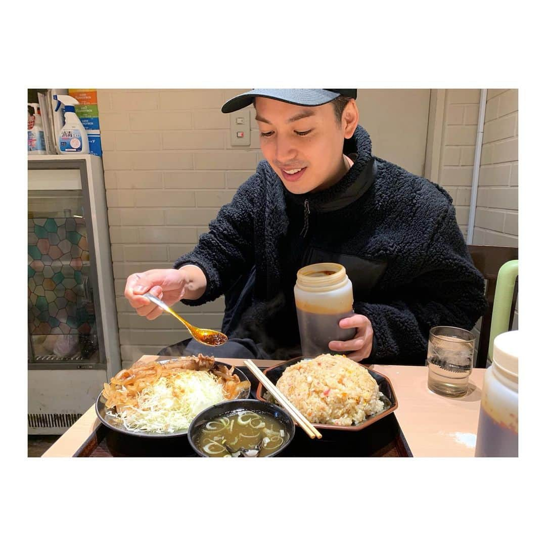 大野拓朗さんのインスタグラム写真 - (大野拓朗Instagram)「大好きな舞香で山盛り中華。最近、食欲が高校生のとき並みにあってビビる(笑)どうした自分(笑)でも、トレーニングしてるから、身体は引き締まっていってます🙋‍♂️  先日、マーダーミステリーシアターの衣装合わせと、監督との打ち合わせをしてきました。めちゃくちゃ難しそう(笑)アドリブだから、みんなで面白いストーリーを作り上げなきゃいけない。期待を裏切ってわざと変なことをぶっ込んだり調和を乱したりすると面白くなる。でもそれやるとみんなが困惑する。なんてジレンマだ！！笑 ほんと、役作りだったり準備が、通常の芝居よりとっても大事になってくるんだろうな。 ちなみに皆さんは、僕を選んでご観劇くださった場合、僕自身が皆さんに自分の役の設定すべてを説明して、そこからゲームがスタートするみたいです。推理対決する間に休憩があって、そこでみんなそれぞれ自分の部屋に戻って。素の自分に戻って感想を話す時間があったり。僕と一心同体になりつつ、僕が皆さんを代表してゲームをプレイしてるみたいな感覚なんだろうな。 一緒にドキドキワクワクヒヤヒヤしましょう😁👍 #マーダーミステリー #マーダーミステリーシアター」2月7日 23時46分 - takuro.ohno