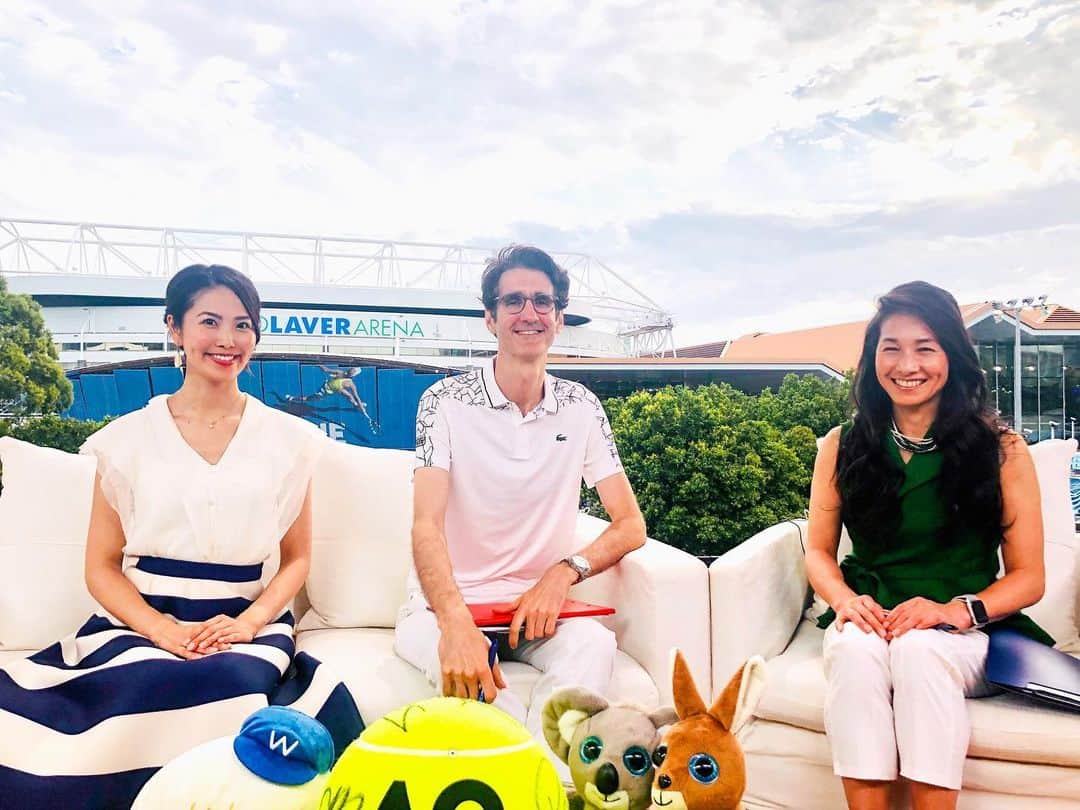 渋佐和佳奈のインスタグラム：「いよいよ！あす#全豪オープン 開幕🎾✨  写真は2年前にメルボルンに行かせていただいた時の🇦🇺 今回は日本のスタジオから進行を担当させていただきますが、この時感じたハッピースラムの雰囲気をしっかりお伝えできるようにがんばります🌈 そして全選手、大会関係者のみなさん、観客の皆さんが無事に大会最終日まで過ごせますように。  一回戦から目が離せない今大会✨ 早速あすは日本勢が８名も登場します！ しかも大会初日は無料放送なので、WOWOWにまだご加入いただいていない方でもご覧いただけます❣️  #wowow #ao2021 #tennis #grandslam #テニス #全豪オープン　#アナウンサー　#スポーツ　　#渋佐和佳奈」