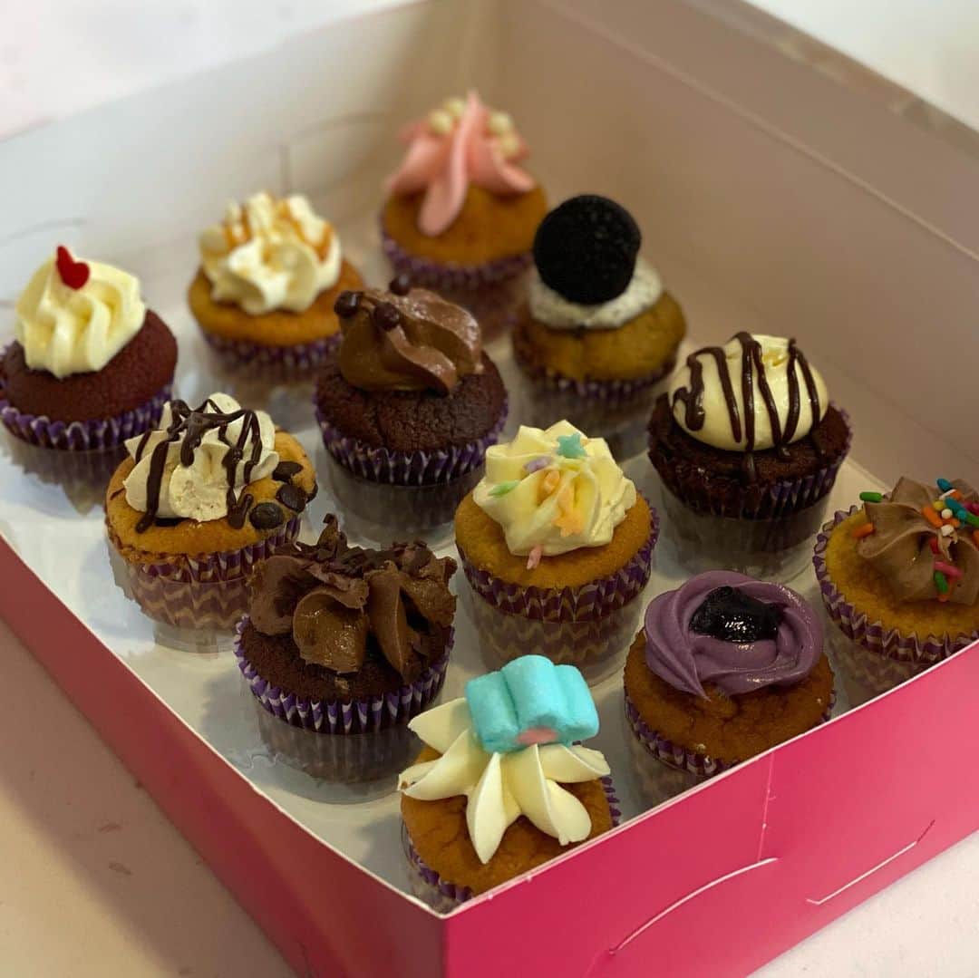 大西蘭のインスタグラム：「・ Twelve Cupcakes 🧁  ・ 可愛い見た目💕 でも見た目ほど甘くなくて食べやすいです😋 ・ これはミニサイズで、12個で20ドルほどと手頃♬ ・ シンガポール国内のモール、至る所で見かけます🧐 ・ 手土産にもオススメです😍 ・ ・ @twelvecupcakes」