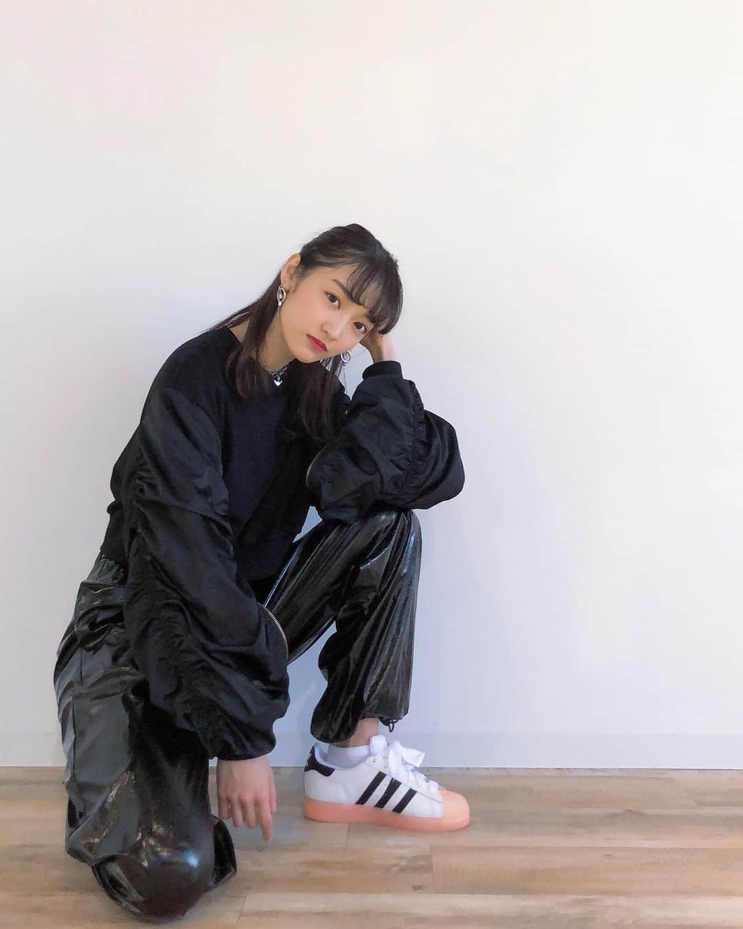 下村実生のインスタグラム：「マネさんがスタッフアカウントで載せていた写真はこの靴を撮っている写真です😉 マネさんから誕プレで頂いたんだ👟可愛い〜」