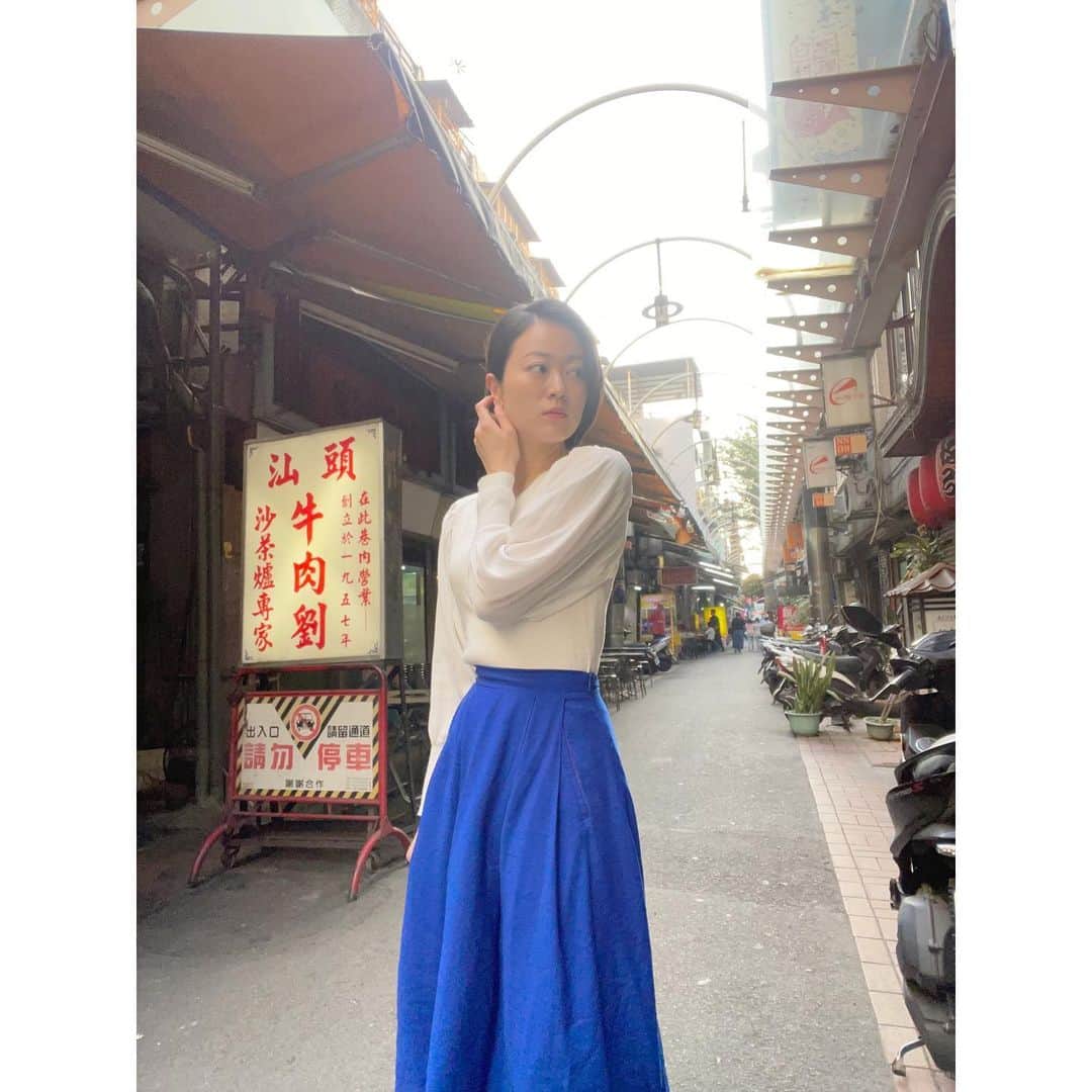 煌月爽矢のインスタグラム：「.﻿ .﻿ #台中　遊びに来た！﻿（何か遊びに来てる表情じゃないけどw） ﻿ 本当、何てことない道なんだけど全部台湾を感じられる雰囲気に見える。﻿ ﻿ 台中はものが一番美味しいと言われてます。﻿ タピオカとかも全て台中が生み出したものらしい。﻿ そして出会った台湾人も皆、何で色んなものが台中発祥なのか知らないって言ってます( ⸝⸝⸝⁼̴́◡︎⁼̴̀⸝⸝⸝)﻿ ﻿ ﻿ 天気の機嫌がいつも良い場所で、台北からも新幹線で1時間！﻿ ﻿ 東京から名古屋みたいなノリで行けちゃいますね♩﻿ ﻿ ﻿ 我去了台中﻿ 其實這次來台灣之後我去了台中好幾次﻿ 在中秋節的時候第一次去﻿ 那個時候我只有一個人去﻿ 沒有感到特別的感覺﻿ 後來我每來台中就感到越來越喜歡台中﻿ ﻿ ﻿ #台湾﻿ #台灣﻿ #台湾留学﻿ #台湾生活﻿ #台中」