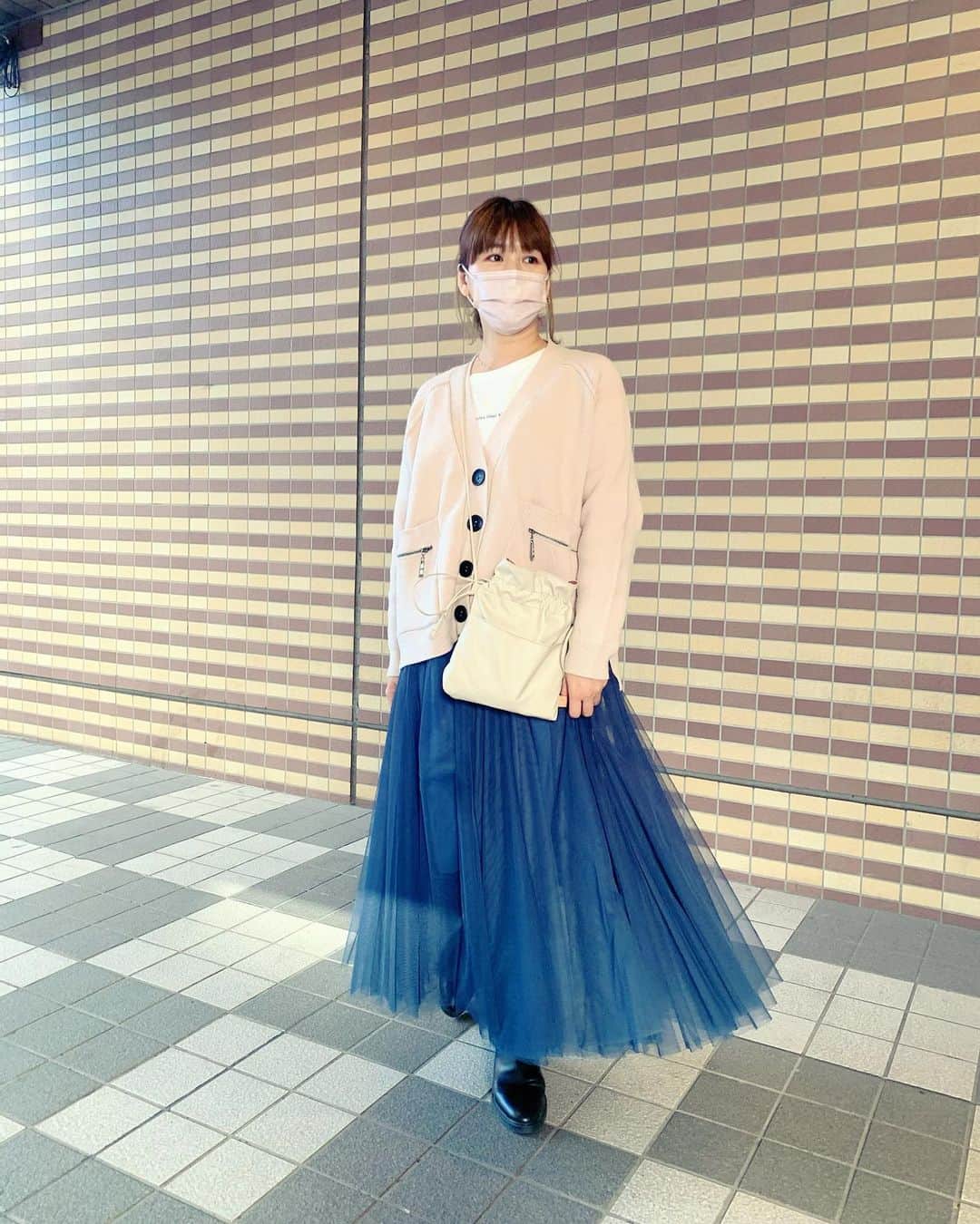 のインスタグラム：「☻ あの人マスク取らない方がよかったね。 みたいなことありますよね。←  私がそんな日でした。  マスク生活から解放されたら もはやどうしてイイかわからない 顔の下半身。  その日のために、しっかりケアして おかないと。  え、なんの話?w  コートの要らない日でしたね。 って話でした。  自転車に乗らない日は、 スカートが穿けます。  ぐんないっ𓀤𓀤  #40代コーデ#ootd #マスク生活」