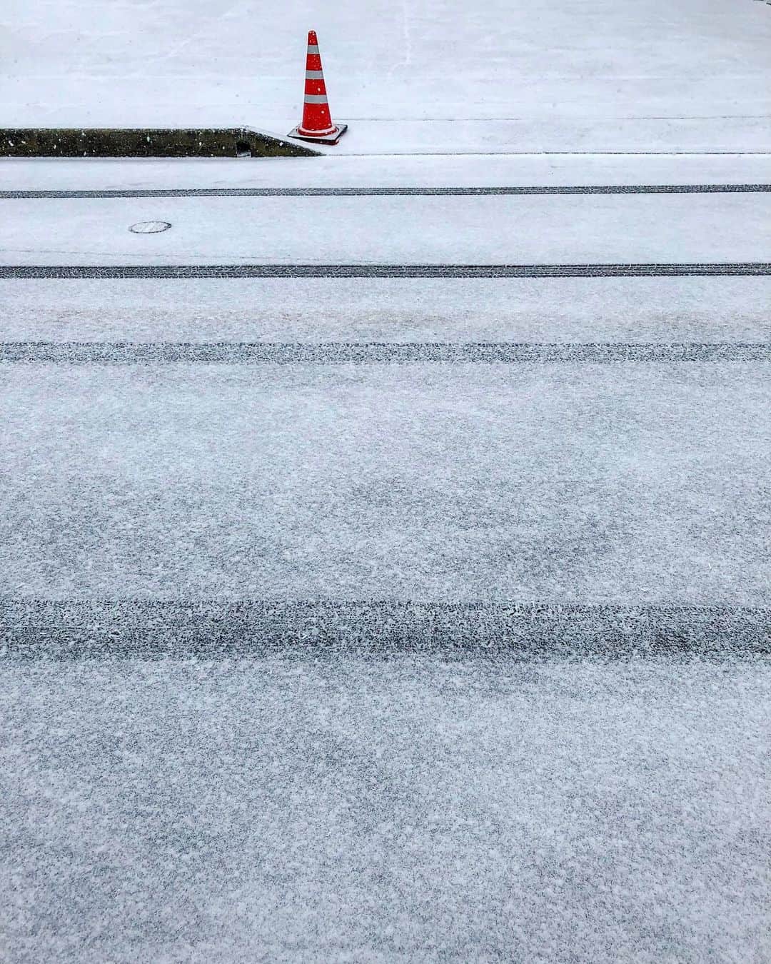sunday_722のインスタグラム：「*﻿ *﻿ ❄️雪の日❄️﻿ 🔺﻿ Snow day﻿ *﻿ *﻿ #fukuokapics﻿ #コーン﻿ #snowday﻿ #mwjp﻿ #igersjp﻿ #cone﻿ #ShotOniPhone﻿ #ShotOniPhoneX﻿ #ig_photooftheday﻿ #jj_mobilephotography﻿ #myfeatureshoot﻿ #samewheremagazine﻿ #indies_gram﻿ #rsa_minimal﻿ #tv_simplicity﻿ #minimalmood ﻿ #ig_minimalshots ﻿ #jj_minimalart ﻿ #mobiography  #jj_mobilephotography﻿ #transfer_visions﻿ #indies_minimal﻿ #visionofpictures﻿ #worldmobilephotography﻿ #tv_pointofview﻿ #beautifuldestinations﻿ #vimpt﻿ #vimptfreeprint﻿ #raw_mobile﻿ #igersjp」