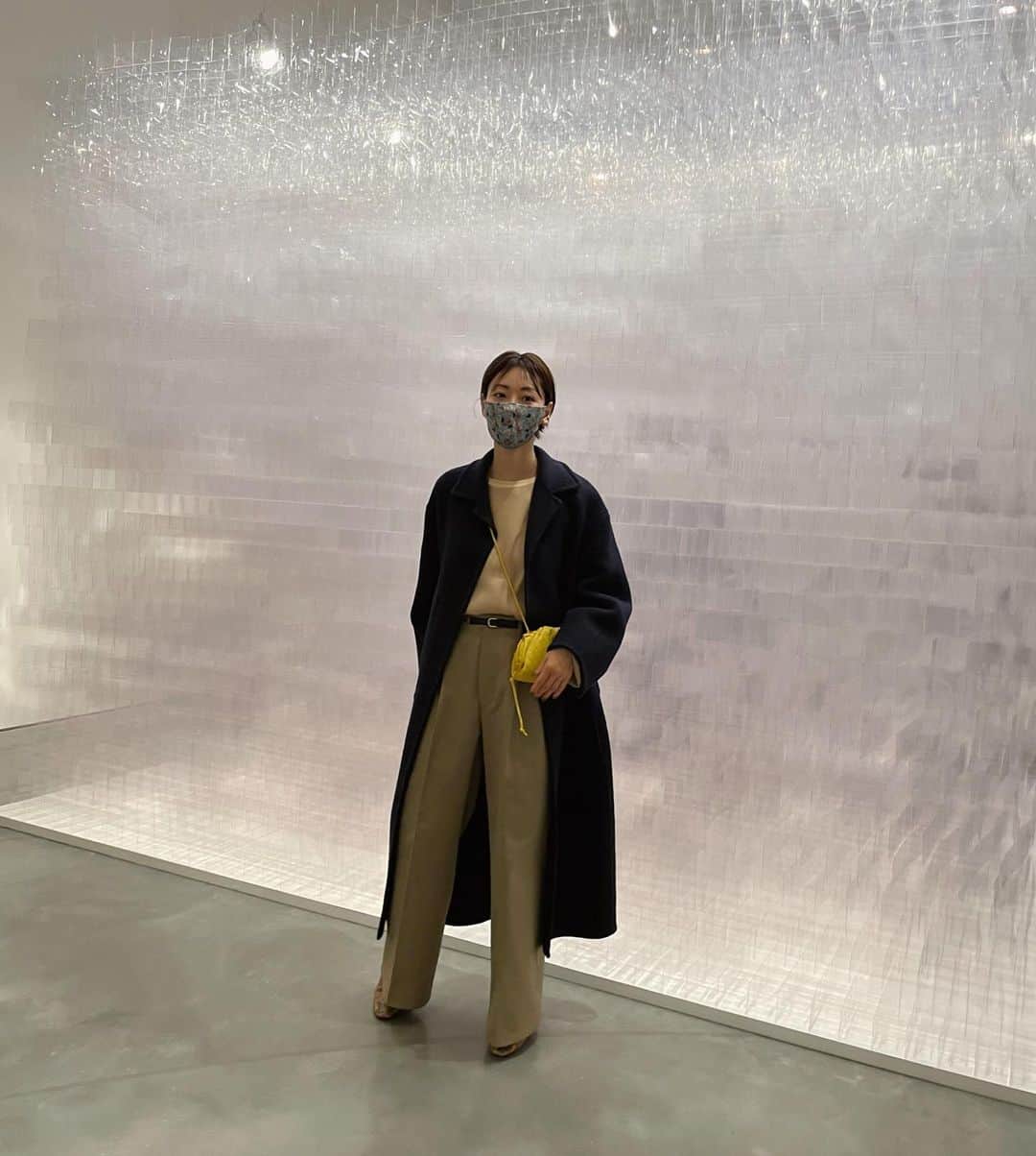 大塚良子のインスタグラム：「NY出身のアーティスト〝Tara Donovan〟の インスタレーションも観てきました。 ストローやコップなど日常で使い捨てられる素材を利用し 自然界に存在する有機的なものやそれを想起ささるものに変換。プリント、彫刻、ドローイング、光の射し方で表情を変える彫刻は特に美しかった。 . NYに住む多くの人達にとって、この街のエンターテイメントや食、アートは日常生活においてとても大切なモノ。 それは子供達の教育にも密接だったりするから やっとこうしてギャラリーがオープンし始めたのが嬉しい。 . #アポイント制ではあるけど #来週はレストランのインドアが解禁される様なのでそれもめちゃくちゃ楽しみ . . #taradonovan #pacegallery #pacegallerynyc  #artwork #artoftheday #art」