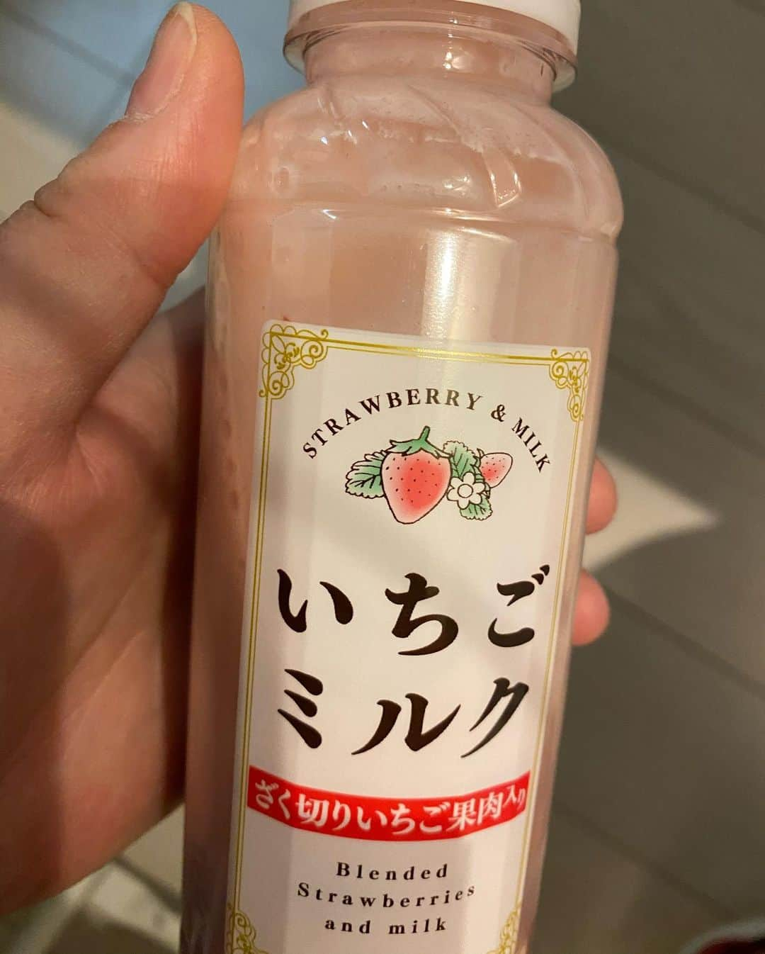 長与千種さんのインスタグラム写真 - (長与千種Instagram)「#星月芽依 と一緒に 夜のコンビニまわりをした。  道場に到着したら 駐車場に #神童ミコト と 練習生が待っていた。  そんな たわいもない事が 幸せだ思える。  目に止まった商品  いちごミルク🍓🍓🥛  明日リモートミーティング前にも飲んでみよう。  #幸せは近くにある #幸せは近くにある #幸せは近くにある #小さな気づき」2月7日 23時57分 - chigusanagayo