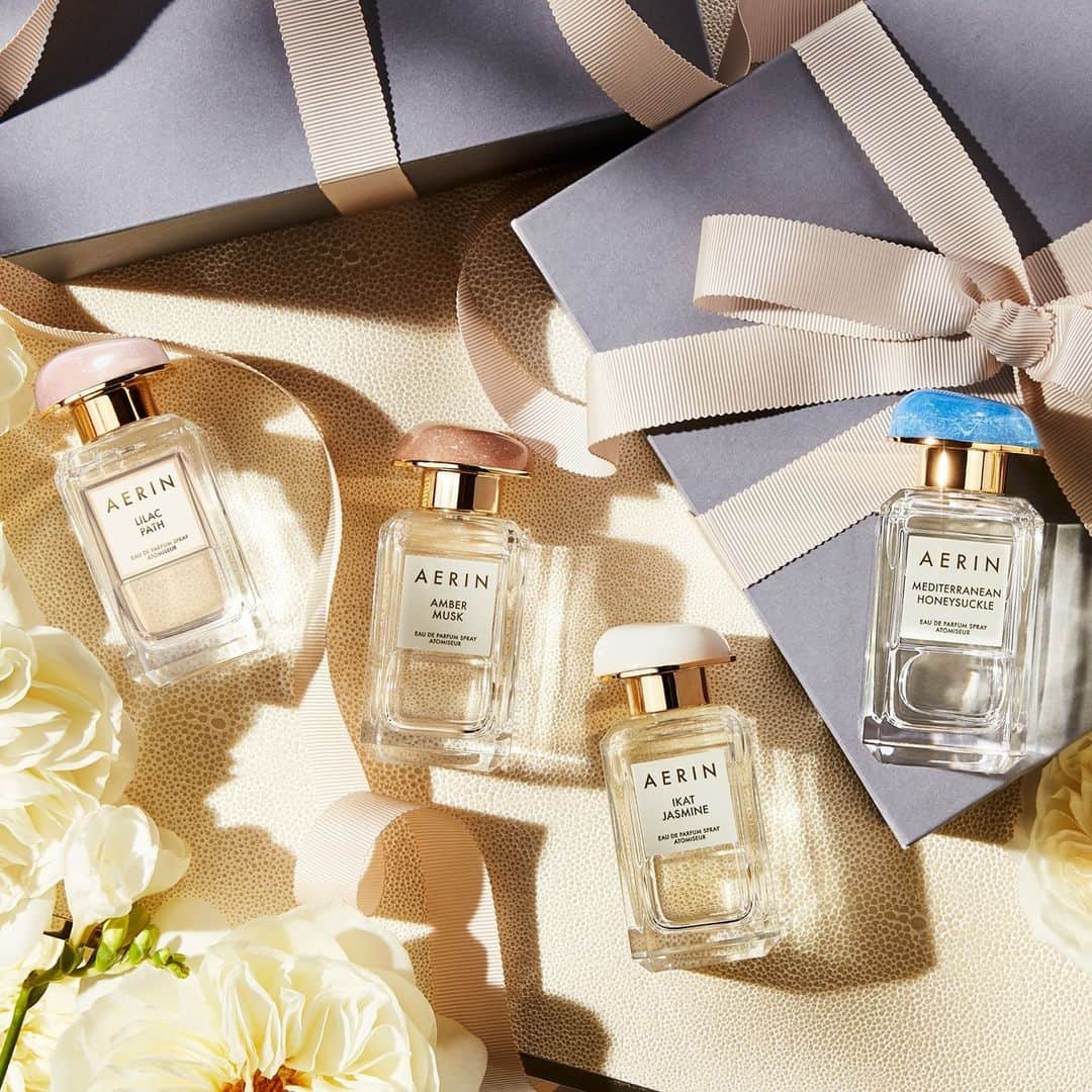 エスティローダーのインスタグラム：「Who says a girl can’t have it all? Indulge your closest friends with @aerin’s floral fragrance favorites. Wrapped with love, it’s our perfect gift this Galentine’s Day! 💕 #AERINBeauty」