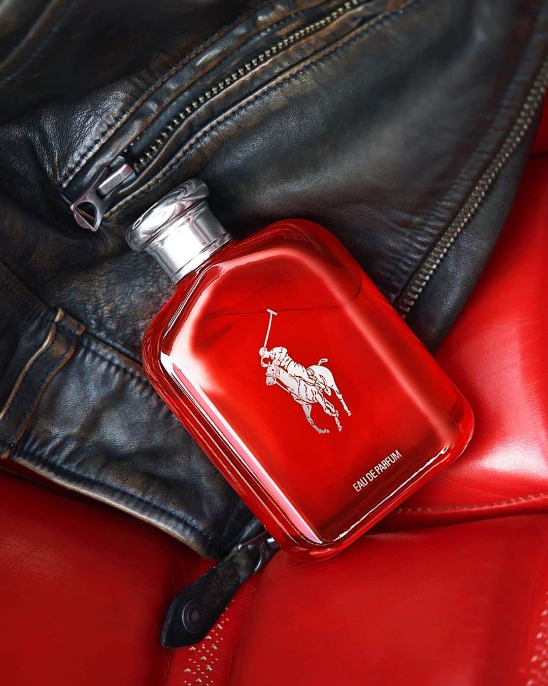 Polo Ralph Laurenさんのインスタグラム写真 - (Polo Ralph LaurenInstagram)「Experience the aromatic scent of natural woods, clary sage, and red ginger with Polo Red Eau de Parfum.  Explore more #RLGifts from @RalphLaurenFragrances via the link in bio.  #PoloRalphLauren #ValentinesDay」2月8日 0時00分 - poloralphlauren