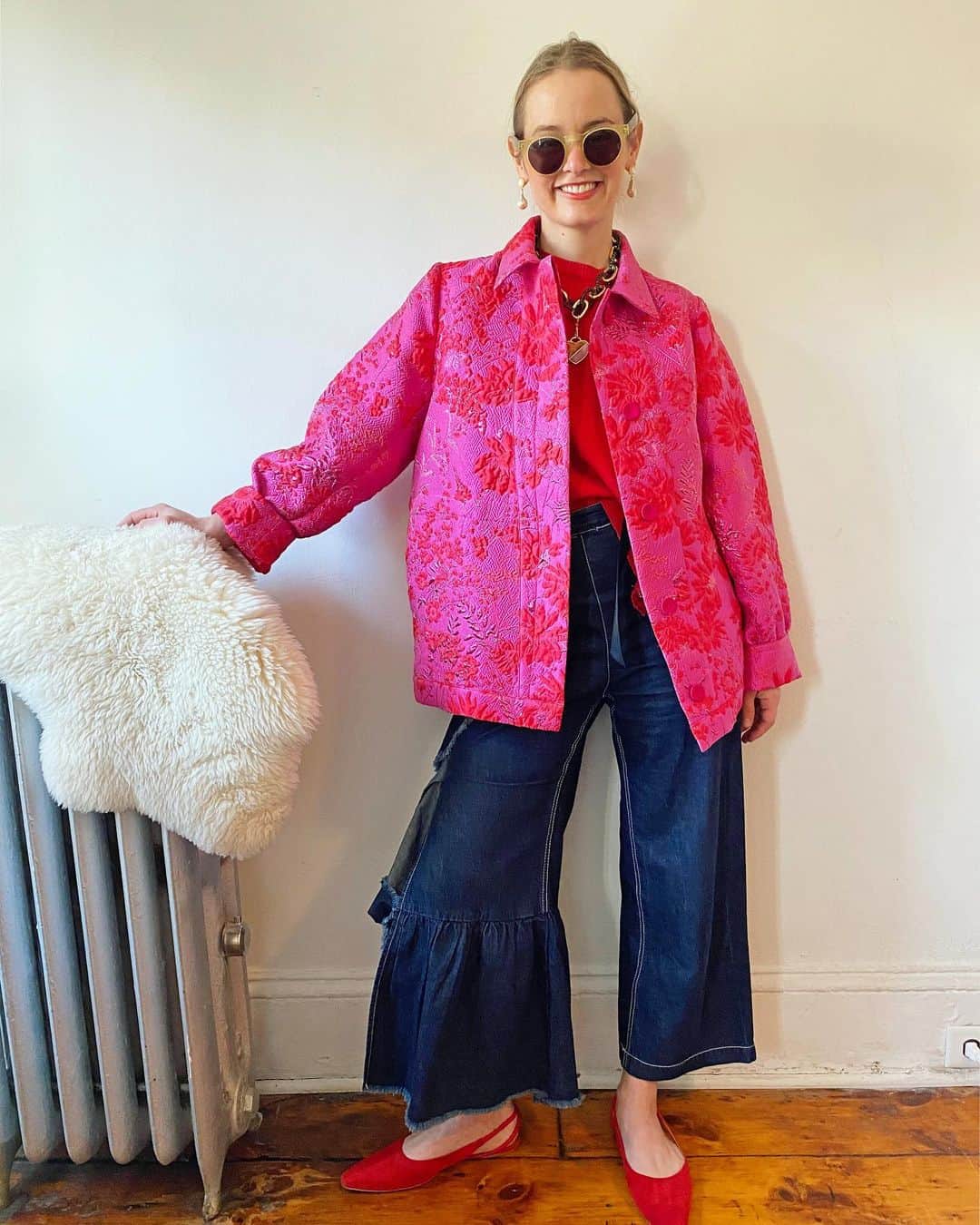 リジー フォルトゥナートのインスタグラム：「Need some Valentine’s Day dress up (or stay in!) inspo? 💘 Sis & I raided our closets for today’s Sunday Seven (👆check out our stories) 〰️ so you can get motivated to put something great on (even if it’s for yourself) ✔️ Tell us which look is your fav ❣️and what you’ll be doing this February 14th • #lizziefortunato (PS: Swipe 👉for a closeup on sister’s very happy look above) 💋」