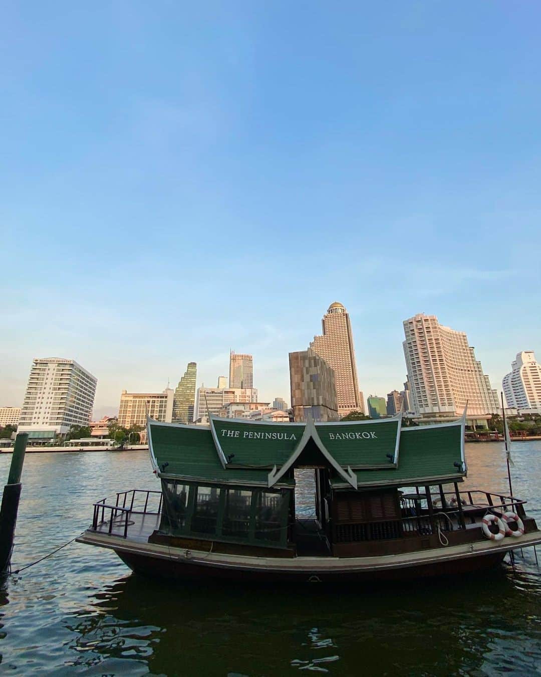 The Peninsula Hotelsさんのインスタグラム写真 - (The Peninsula HotelsInstagram)「Riverside views at their finest. @yupiestagram snapped @thepeninsulabangkok’s ultra-convenient river shuttle during her recent staycation. ⁣ ⁣ ⁣ ⁣ ⁣ ⁣ #peninsulahotels #luxuryexperience #fivestarhotel #bangkok #luxurytravel #peninsulabangkok #thepeninsulabangkok #staycation」2月8日 0時10分 - peninsulahotels