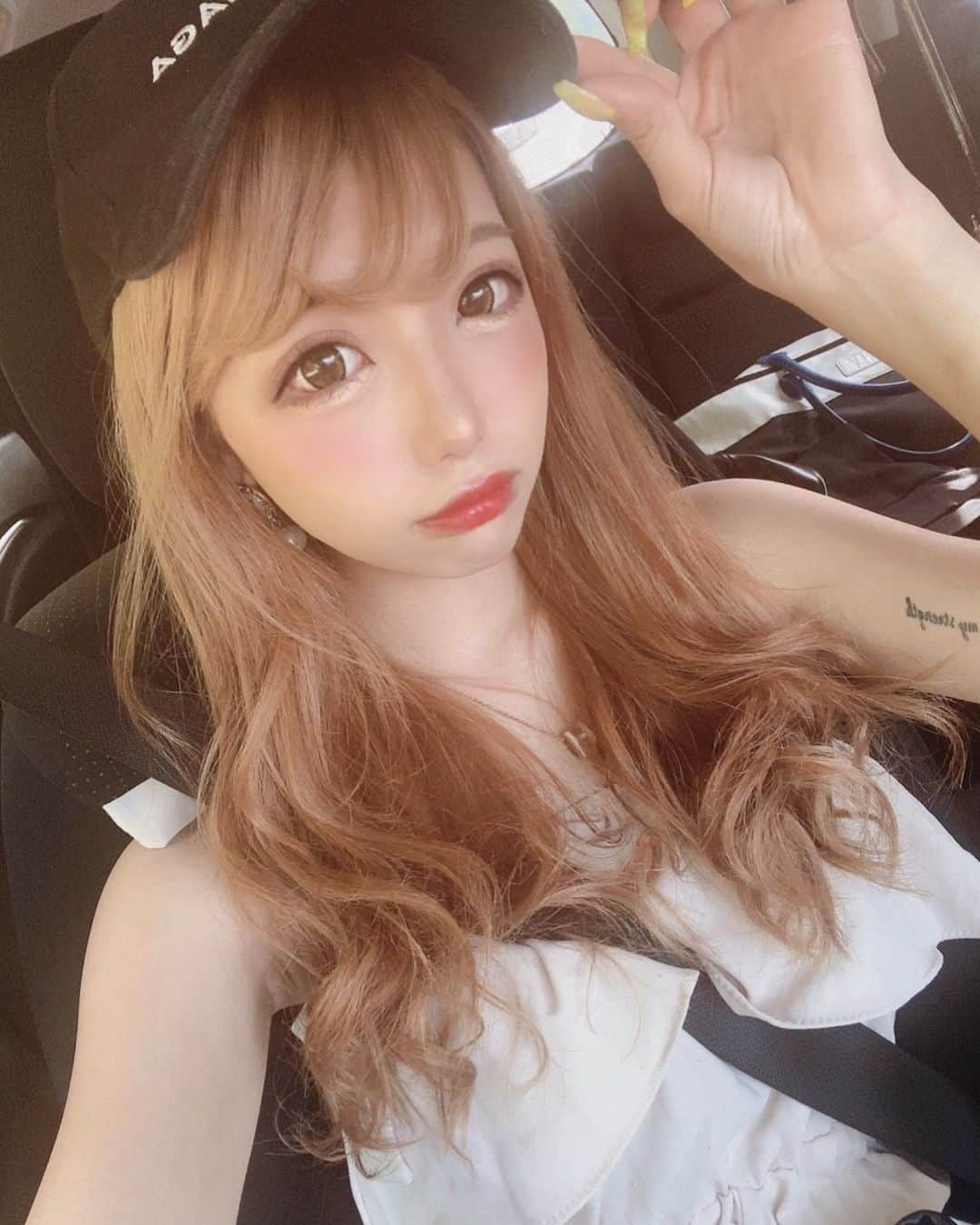 YUNAのインスタグラム：「♡  車を買って貰ったの🚗³₃ 早くベビたんと新しい車と一緒に お出かけしたいなぁ❤︎  実は妊娠して14kg増えた💥💥💥 誰にも話せれないくらいショック過ぎた爆笑 今は半分の7kg減ったけどまだまだ‎߹𖥦߹  1ヶ月で元に戻るように頑張るぞーw👏🏻😮✨  -」