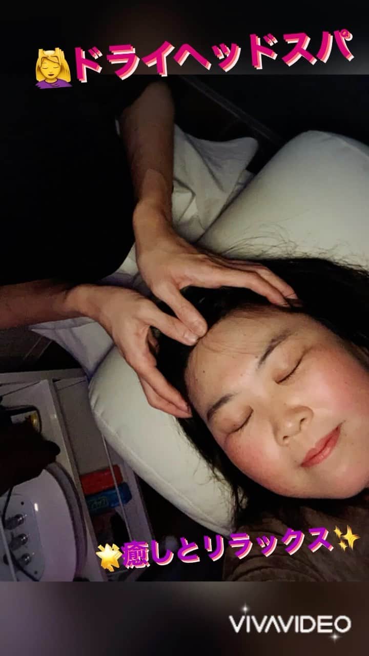 まんまるともぴーのインスタグラム：「自分の周りにいる つまり普段からよく関わる 5人だか10人だかの年収の 平均が、自分が稼ぐ年収になる  美容やお洒落も 同じことが言えるよなぁって😆 元々まんまるさんは スッピンでジャージでいいや😁  な〜んも気にせず気楽に 楽チンなのが好きなのですが 流石にいろんな方と出逢う お仕事をするようになって  少しは気にするようには なったのですが 気を抜くとヘロヘロな 格好でそんな時に限って お声をかけていただくという 😁笑笑😅  周りの綺麗なお友達や お洒落に敏感な女子達が こぞって最近口にする 《ヘッドスパ》  ずっと気になってたんだよね☺️💕 『ヘッドスパ』＝ アタマの温泉♨️？！ いったい全体なんだそりゃ🤔❓  気になるものや欲しいものは 最近では引き寄せが どんどん叶うので  ちょうど良いタイミングで わたしの元へやって来る🤗❣️ 来たキタ〜‼️  まんまるさん家から すぐ近くのお買い物圏内に チャリ🚴‍♀️💨で走ってたら 見つけちゃいましたよ😆❣️  【ドライヘッドスパ】  @ohana_head   そりゃもう早速 潜入開始〜😁💕  お店の扉をくぐると🚪 なんてお洒落なカフェみたい😻  気さくなスタッフさんと お話しながら施術前の アンケートを記入して  個室の施術ルームへ✨ カーテンを開けるとそこは  まるでプラネタリウムのような また、Bar🍹にでも来たかと 勘違いするような  ロマンチックで官能的な まんまるさんの大好きな 妖しげなブルーライトが😻💖✨  これは間違いなく 気持ちよくて心地良い 素敵な時間になるわぁ😆💓  ワクワクとときめきで ココロ踊り始めます😁✨  やはり何をするのか 気になっちゃうので 『ドライスパって何ですか❓』 オーナーさんに聞いてみると  脳科学に基づいた 手法を用いて  自律神経を司り、身体全体を コントロールする場所である 頭からのアプローチで  アタマのこりや目の疲れを 改善させ、身体全身の 血流を整え首や肩のこりを ほぐしていくそうです😀✨  １日中iPhone📱と睨めっこ SNSを使って情報発信を しているまんまるさんの お悩みは何と言っても  使いっぱなしの👀目の疲れ💦 コレは何ともバッチリでは あ〜りませんか😆‼️  まんまるさんの場合 頭部は比較的こりはないものの 『前頭葉』のコリが強いとの事😅  目をよく使ったり考えたり 情報処理が多い人が 『前頭葉』にコリが 出やすいとのことで  ホント普段から毎日 取材や記録で思考しながら 記事を書いたり 新しい事を学んだりしているから  しっかりほぐしておいて もらわなくっちゃ😁💖  最初にしっかりと頭から 肩にかけてマッサージで リンパの流れをよくしてもらい 施術に至るのですが  良い雰囲気の個室部屋で ヒーリング音楽を聴きながら 気持ち良いマッサージが続くと  記事にするためしっかり起きて 記憶しとかなくちゃと 思うのですが、、、  意思とは裏腹に あまりの気持ちよさと共に ４度ほど落ちてしまって😅  ごめんなさい🙏🙇‍♀️ どんな風にマッサージされたのか しっかり教えてと言われても  気持ちよくって寝ちゃったよ😅 としかお伝えできません😆💦  なので❣️ 癒されたい‼️ とにかく気持ちよくなりたい💕 ストレスや疲れから解放されたい💓  そんな方にはめちゃんこオススメ😉💕 終わった後はカラダが軽くなって 爽快感から叫びたくなる😆💓  少しでも気になってる方はゼヒ この気持ちよさ体感してみてね😀❣️  近鉄布施駅前のイオンからスグ 便利な場所にある  【ドライヘッドスパ＆小顔】  @ohana_head   🌟インスタフォローで なんと❣️1000円🈹り引き‼️ 是非チェックしてね😉💕  ２月だけのお🉐な 特別クーポンも出ているよ😀✨  《ドライヘッドスパ》 気持ちよくって寝ちゃいます😆💓 ので是非どうぞ🤗✨  🏠 https://linktr.ee/Ohana_head  #脳科学  #ヘッドスパ #ヘッドスパ専門店  #ドライヘッドスパ  #ドライヘッドスパ専門店  #小顔マッサージ  #小顔矯正  #小顔  #マッサージ #マッサージ好き  #癒し  #癒しの時間  #癒しの空間  #癒しスポット  #リラックス  #リラックスタイム  #目の疲れ #肩の痛み  #快眠 #布施  #東大阪 #大阪エステ #大阪サロン #美容好きな人と繋がりたい  #美容好き #美容好きさんと繋がりたい  #おしゃれママ  #お洒落女子  #綺麗になりたい  #癒されたい」