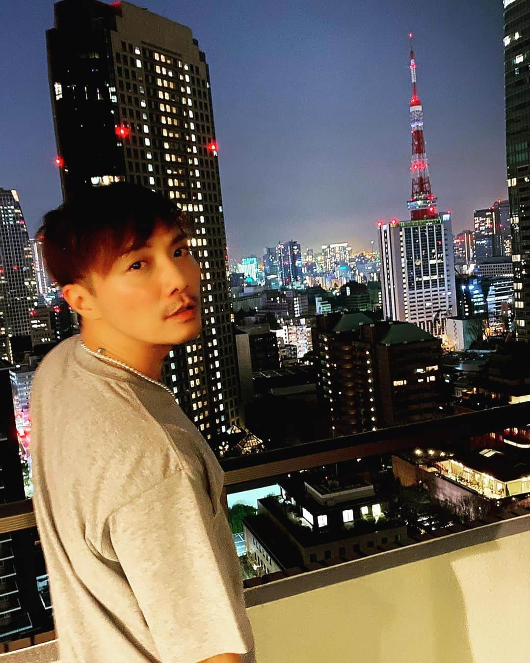 平宮博重さんのインスタグラム写真 - (平宮博重Instagram)「Beautiful Tokyo night view.昔住んでたタワーマンションを見つけて色んな事思い出した。  #tokyonightview #thriver #hnproduct #hopenecklaces #夜景 #未来妄想 #フラッシュバック#ベートーベン月光」2月8日 0時15分 - hiroshige_narimiya