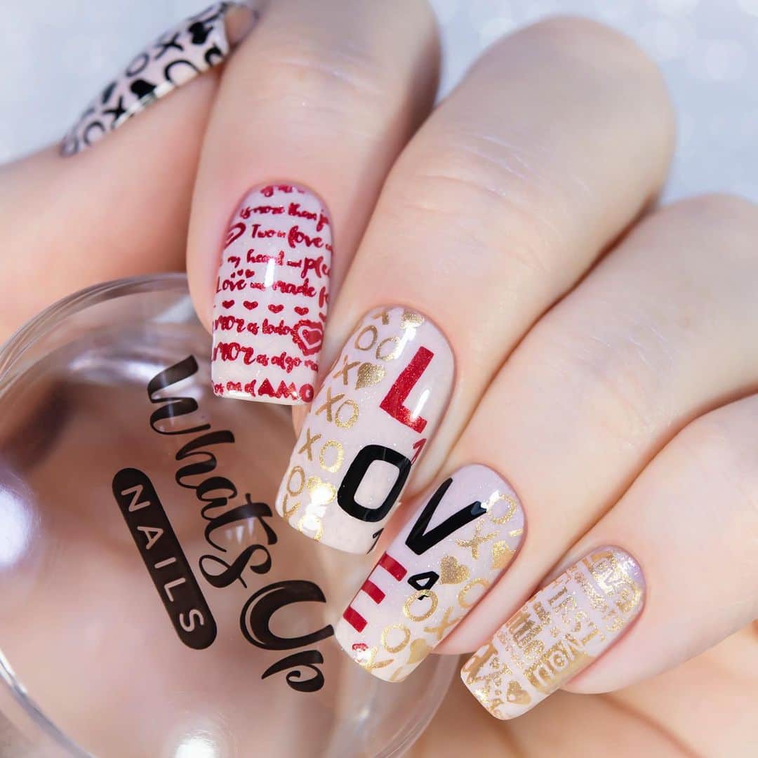 Sveta Sandersのインスタグラム：「Ещё один вариант дизайна #ValentinesNails ❤️ с использованием пластины для стемпинга #WhatsUpNails B019 от @whatsupnails . В галерее есть макро)  Делает кто-то тематические маникюры на каждый праздник? Или только на Новый год?)) Или совсем никогда?😄」