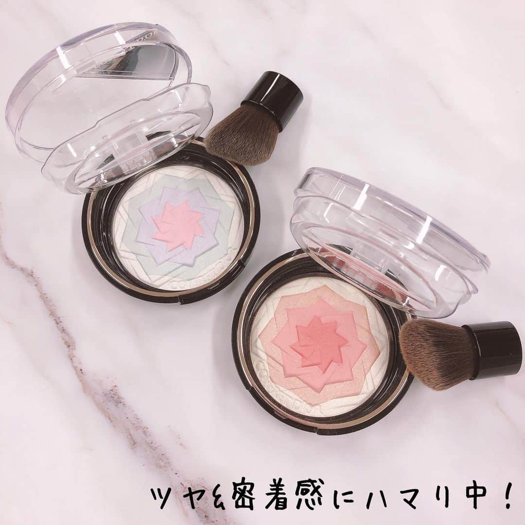 小西さやかのインスタグラム：「【ツヤ&密着感にハマり中】 今、ハマっているのが2/16発売予定のコフレドールのチークとフェイスカラー。 . とにかくパウダーなのに濡れたようなツヤ感がでるのがお気に入り(^^) . パウダーひと粒ごとにジェリーコーティングされているからこの質感がでるみたい！ 細かいパールがぎっしり入ってる感じの色も好き💕 . マスクの下でも密着感がすごいから落ちにくいところも◎！ . パレットには、グラデーションのチークカラー2色とハイライト2色が入っていて、チークカラー２色を頬の一番高いところを中心に丸を描くようになじませてから、ハイライトを目から下全体広範囲に重ねれば、マスクからもちょい見えするツヤッツヤの頬が完成！ 目元も明るくなるからマスクの影ともさよならできる名品！ . 限定色のEX01はパステルカラーで透明感が高いのでマスク下のフェイスカラーにオススメ。なくなる前にゲット必須(^^) . #コフレドール#コフレドールチーク #コフレドールスマイルアップチークス #スマイルアップチークスS #チーク#限定色#限定コスメ#限定品#プチプラ#プチプラコスメ#マスクメイク#マスク美人 #カネボウ#フェイスカラー#ハイライト」