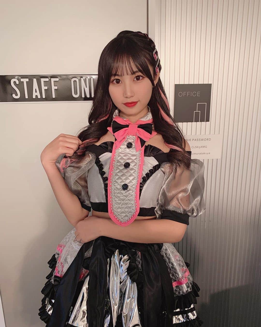 宮丸くるみのインスタグラム：「インスタでも新衣装…♡ メンバーカラーやっぱいいね( ¨̮ )  アー写ではカラーエクステもつけたんやよー＾＾  ・ ・ ・  #リリバリ #lilyofthevalley #アイドル #idol #jk #18歳 #高校生 #ぱっつん前髪 #ロングヘア #巻き髪 #新衣装 #衣装 #黒髪 #エクステ #ヘアアレンジ #あみこみアレンジ」