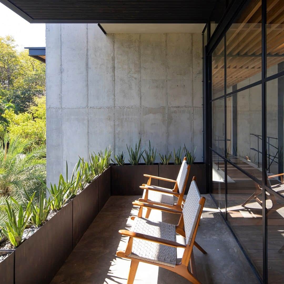 Architecture - Housesさんのインスタグラム写真 - (Architecture - HousesInstagram)「⁣ 𝐓𝐫𝐞𝐬 𝐀𝐦𝐨𝐫𝐞𝐬 ⤵️⁣ A house by @studiosaxe that blends and hides within its natural surroundings whilst opens to the dramatic ocean and mountain views 🥰. A home with large terraces that bring the outside in 🌳. Without a doubt, a DREAMY place that leaves you speechless, don't you think? Leave your thoughts! ⁣ _____⁣⁣⁣⁣⁣⁣⁣ 📐  @studiosaxe  📸  @garcia_lachner  📍 Costa Rica⁣ #archidesignhome⁣⁣⁣ _____⁣⁣⁣⁣⁣⁣ #modernhouses #moderndesign #housedesign #beautifulhouse #designbuild #exteriordesign #luxurymansion #archilovers #luxuryhome #luxuryhouse #bighouse #luxurymansion #houseandhome #realestate #realestatesales #architizer #architectures #architecture #architectural #interiordecorating #modernhomes」2月8日 0時25分 - _archidesignhome_