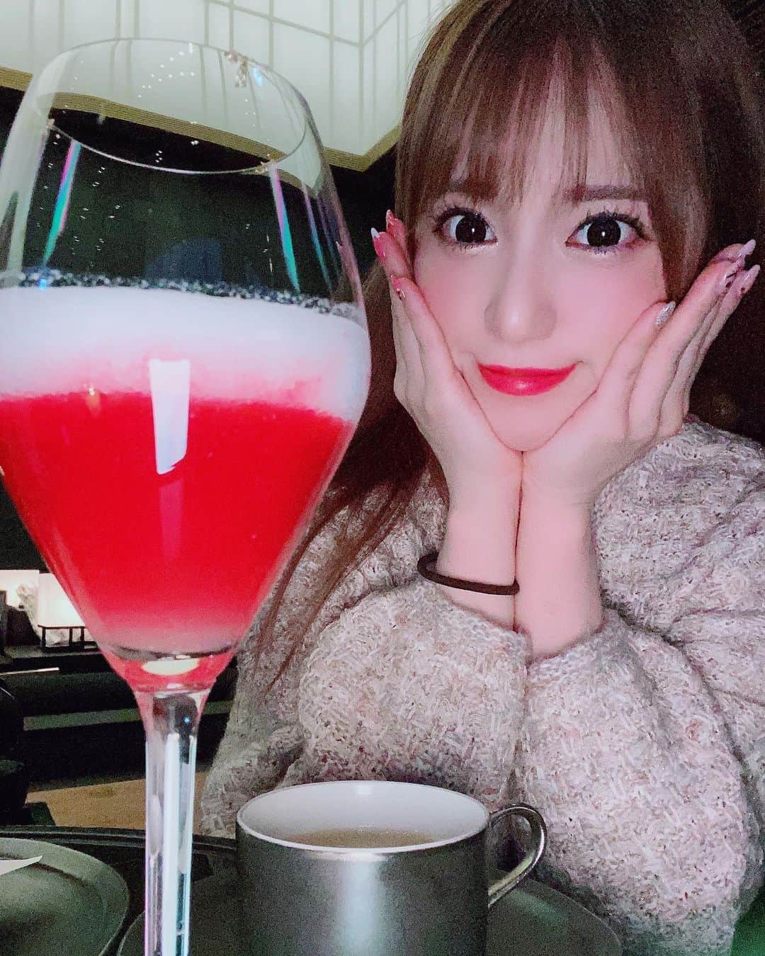 初美りんのインスタグラム：「このいちごのジュースめっちゃ美味しかった♡♡  #アマン東京 #アフタヌーンティー #イチゴブュッフェ」