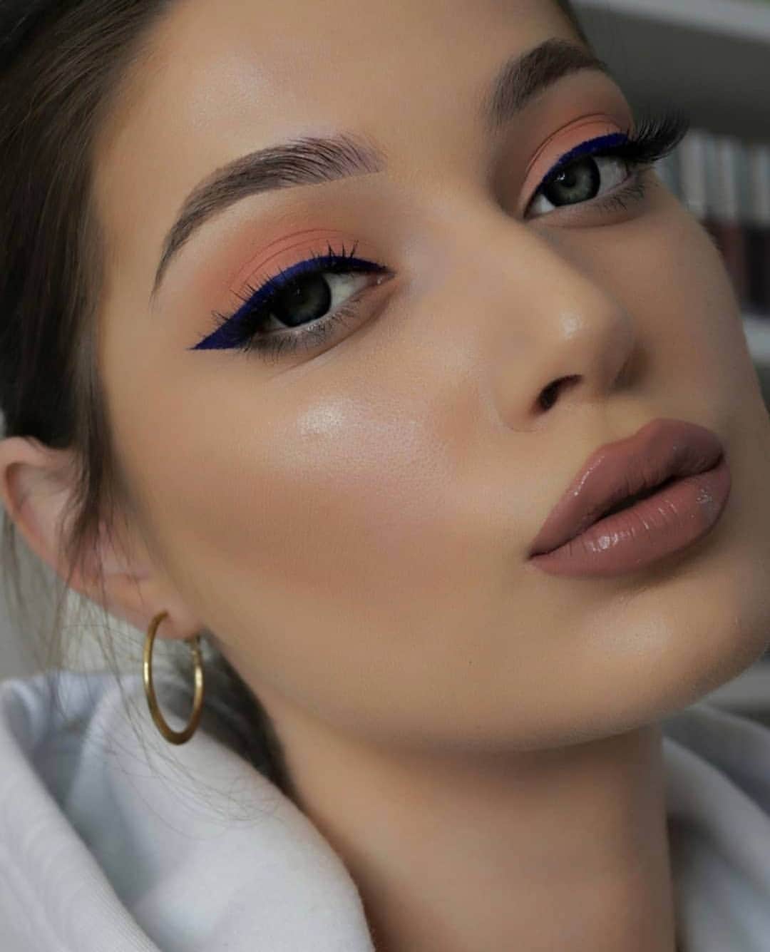 the Balmのインスタグラム：「Would you wear blue eyeliner?👇 @en_angie is in our Sapphire Blue from our Schwing Trio 🔥   #thebalm #thebalmcosmetics #thebalmeu #makeup #eyeliner #crueltyfreebeauty #glam」