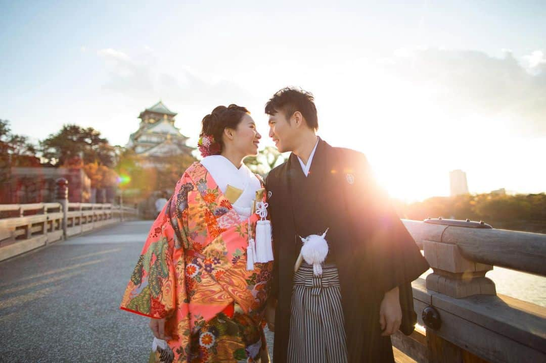 Decollte Wedding Photographyのインスタグラム：「Osaka Castle🏯 with Sunset 💓☀️  Location : Osaka Photographer : @piry_ondrej_photography   @studiotvb_umeda  @decollte_weddingphoto﻿ @decollte_weddingstyle﻿ ﻿@d_weddingphoto_jp  #Japan #Osaka #Tokyo #weddinginspiration #Weddingphotography #prewedding #weddingphoto #overseasprewedding #japaneseprewedding #wedding #japanwedding #engagementring #landscapephotography #romantic #love #landscape #日本 #大阪 #東京 #富士 #海外婚紗 #婚紗 #唯美 #studiotvb #studioaqua #studio8 #studioan #studiosola #studiosuns」