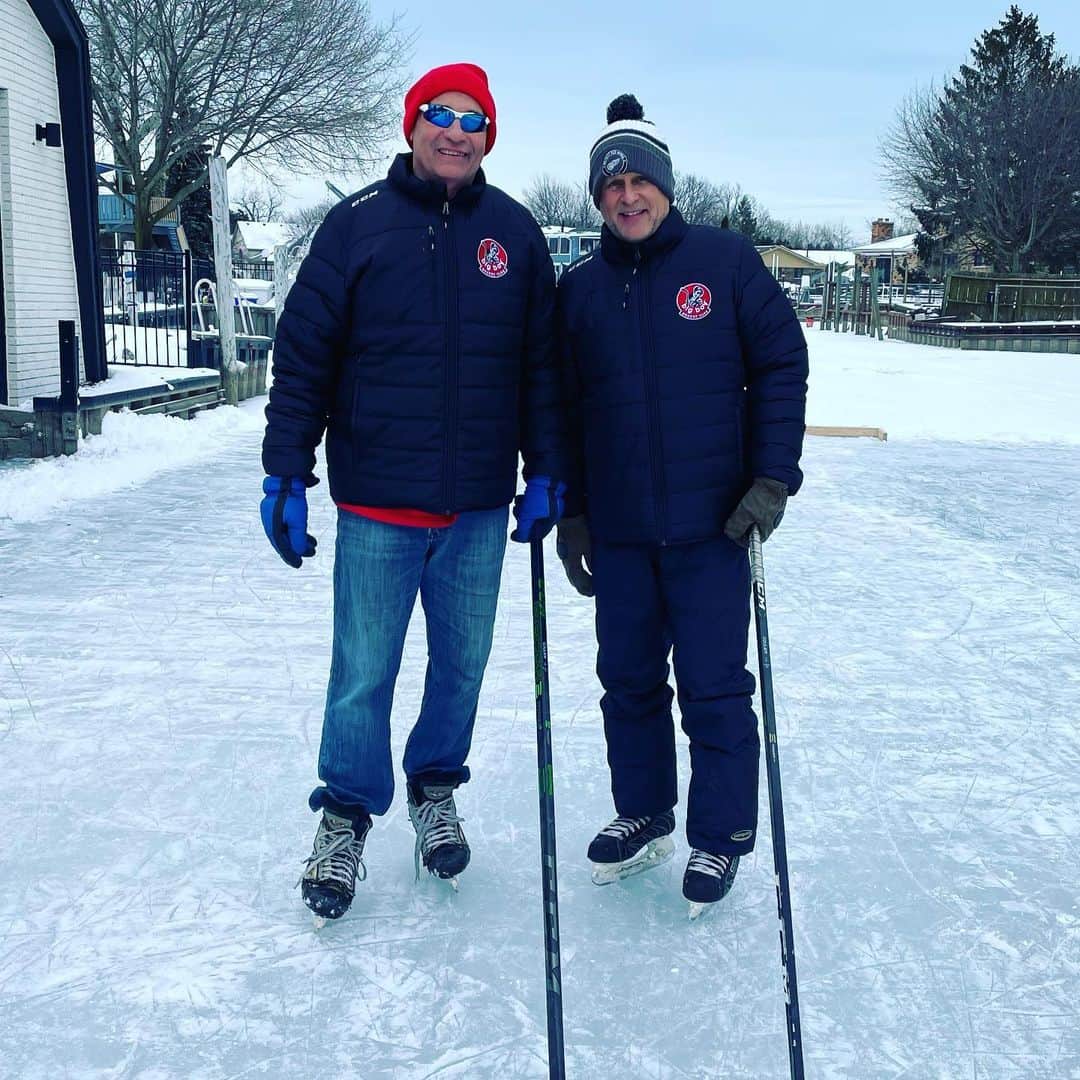 デイブ・クーリエのインスタグラム：「Me and John Blum. We played on outdoor ponds when we were kids. We played Varsity hockey together at Notre Dame High School. He went on to play in the @nhl for the @edmontonoilers @nhlbruins @capitals @detroitredwings -  I went on to blow hand farts for a living. Here we are back on the pond where it all started. #cutitout #pondhockey #hockey #icehockey #puremichigan #michiganders #outdoorsman #greatoutdoors #fullcircle」