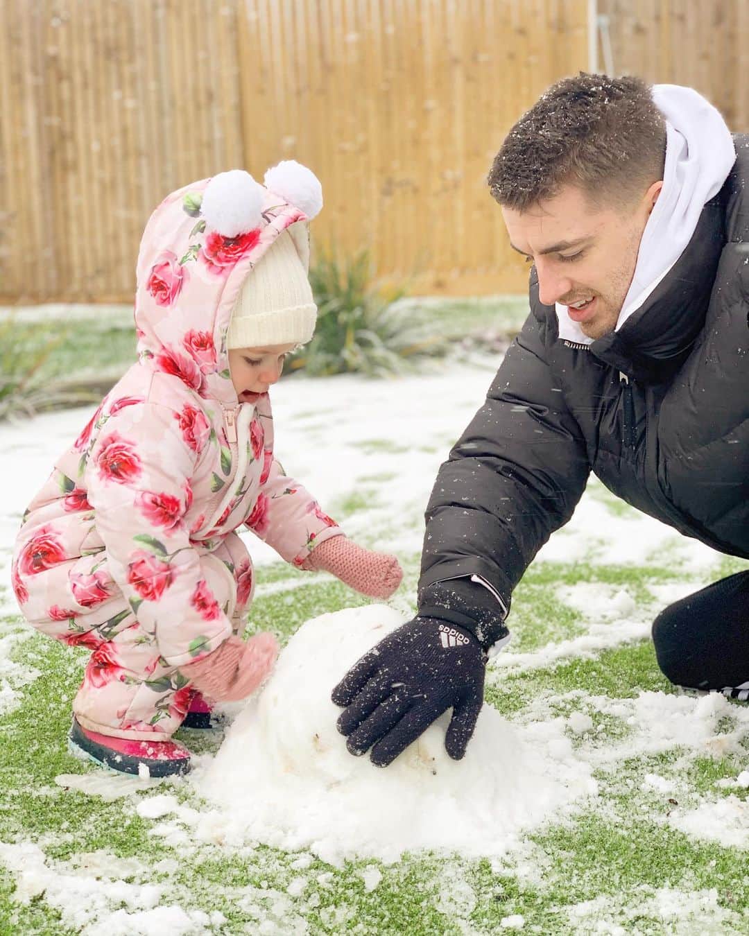 マックス・ウィットロックのインスタグラム：「Finally we got some snow, even if it is a little bit 😊」