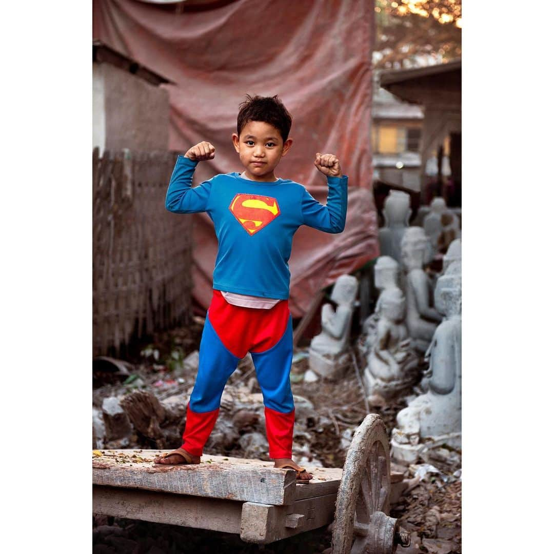 スティーブ・マカリーさんのインスタグラム写真 - (スティーブ・マカリーInstagram)「I photographed this boy flexing his muscles in the marble carving district of Mandalay, #Myanmar.  #SteveMcCurry」2月8日 0時37分 - stevemccurryofficial