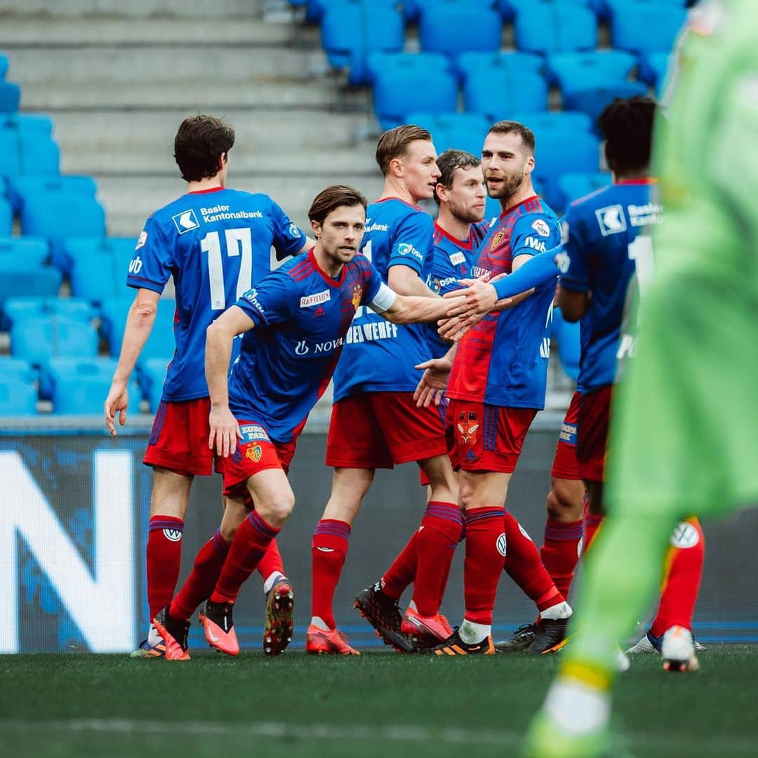 FCバーゼルさんのインスタグラム写真 - (FCバーゼルInstagram)「2:0 Pausenführung! 🔴🔵 #FCBasel1893 #zämmestark」2月8日 0時48分 - fcbasel1893