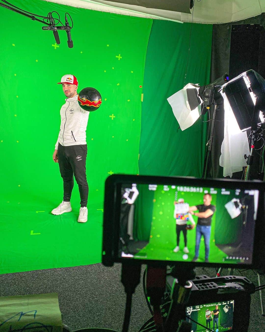 ショーン・ガルニエのインスタグラム：「One year ago, when I was creating my own video game 🎮 @streetpowergame #Urbanballer #SeanGarnier #Pic #Prague #GreenScreen」